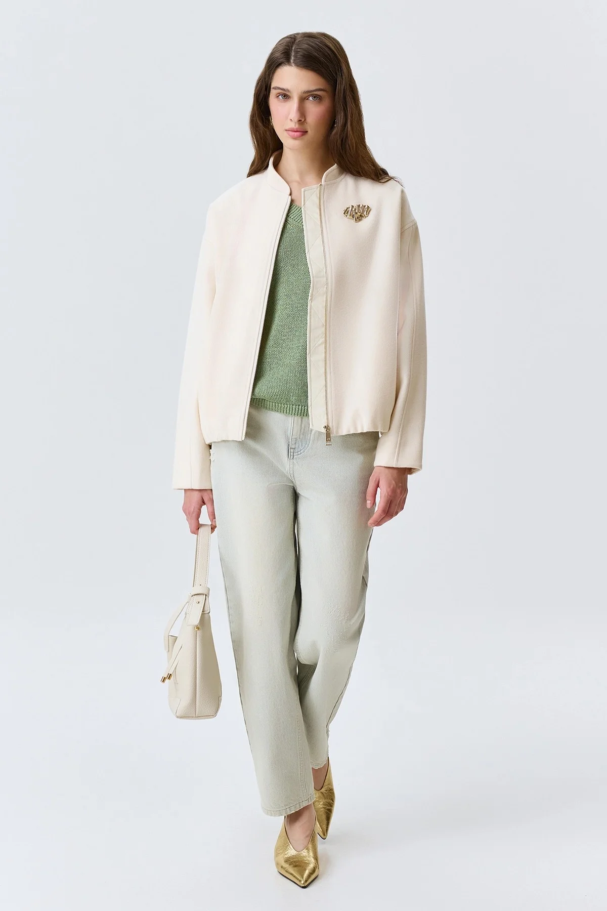 Oversize бомбер с акцентной брошью, 48