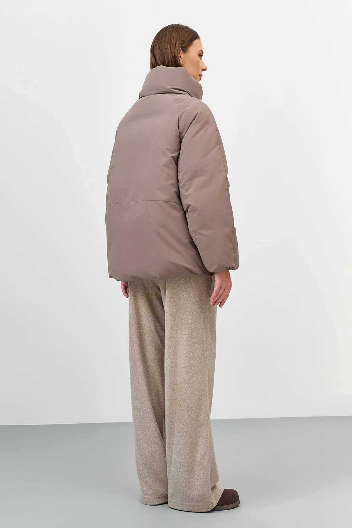 Лимитированная серия Теплая куртка с минималистичным декоромс палантином, 46