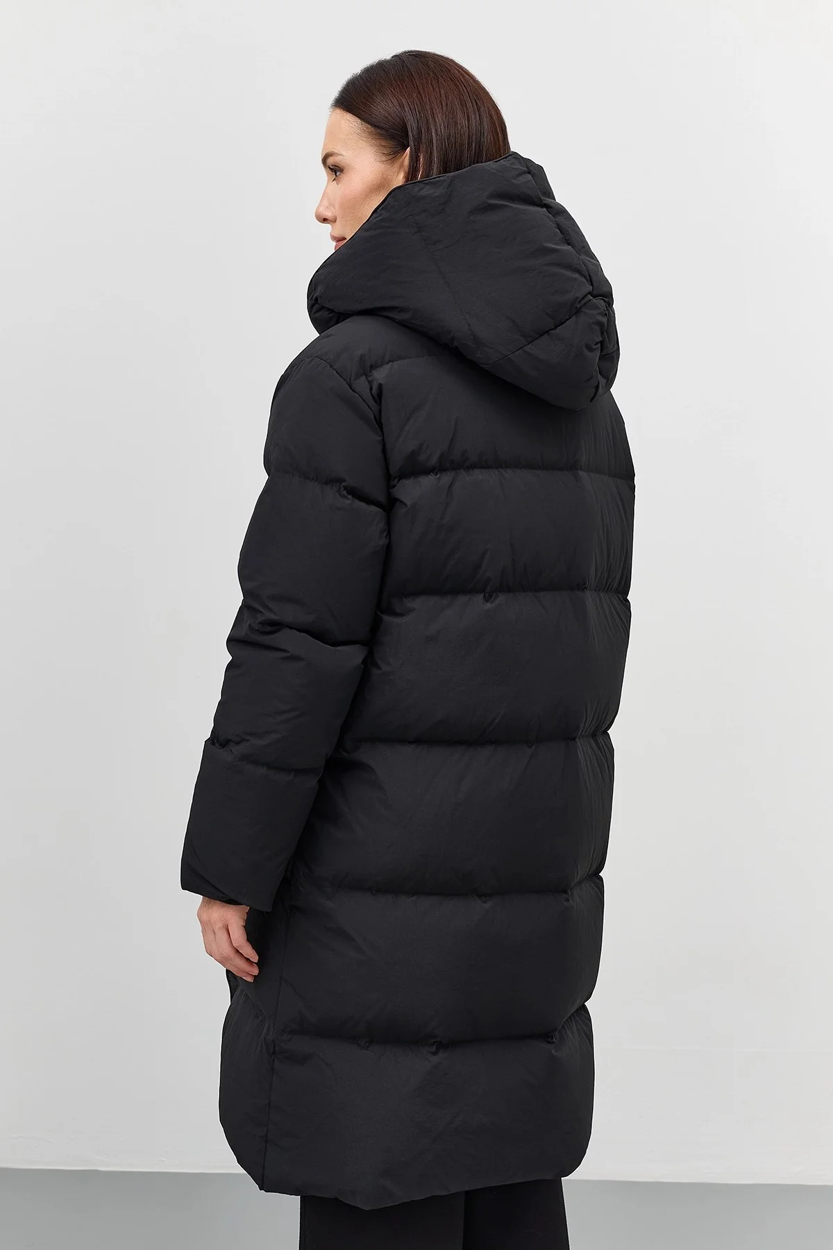Темный пуховик с капюшоном, 48