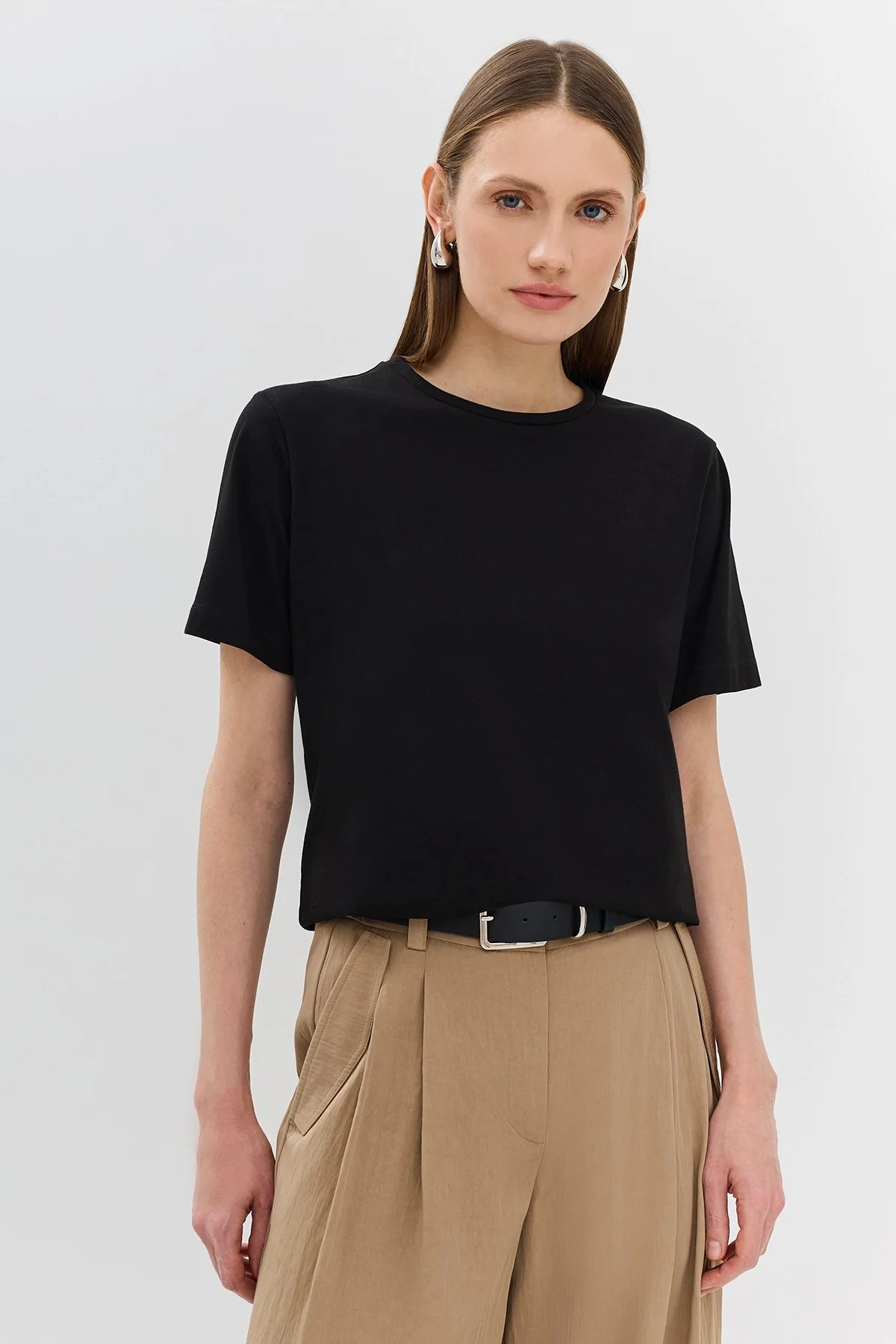 Базовая черная футболка из эластичного хлопка, 42