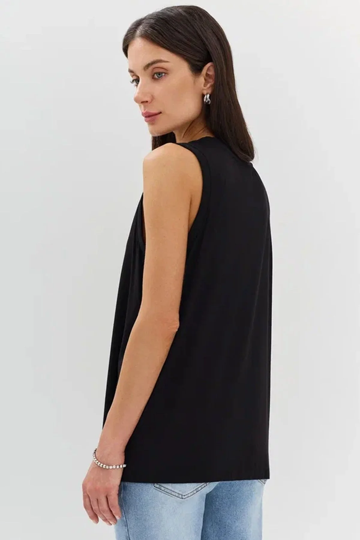 Топ чёрного цвета без рукавов с объёмным брендированным декором, 42р