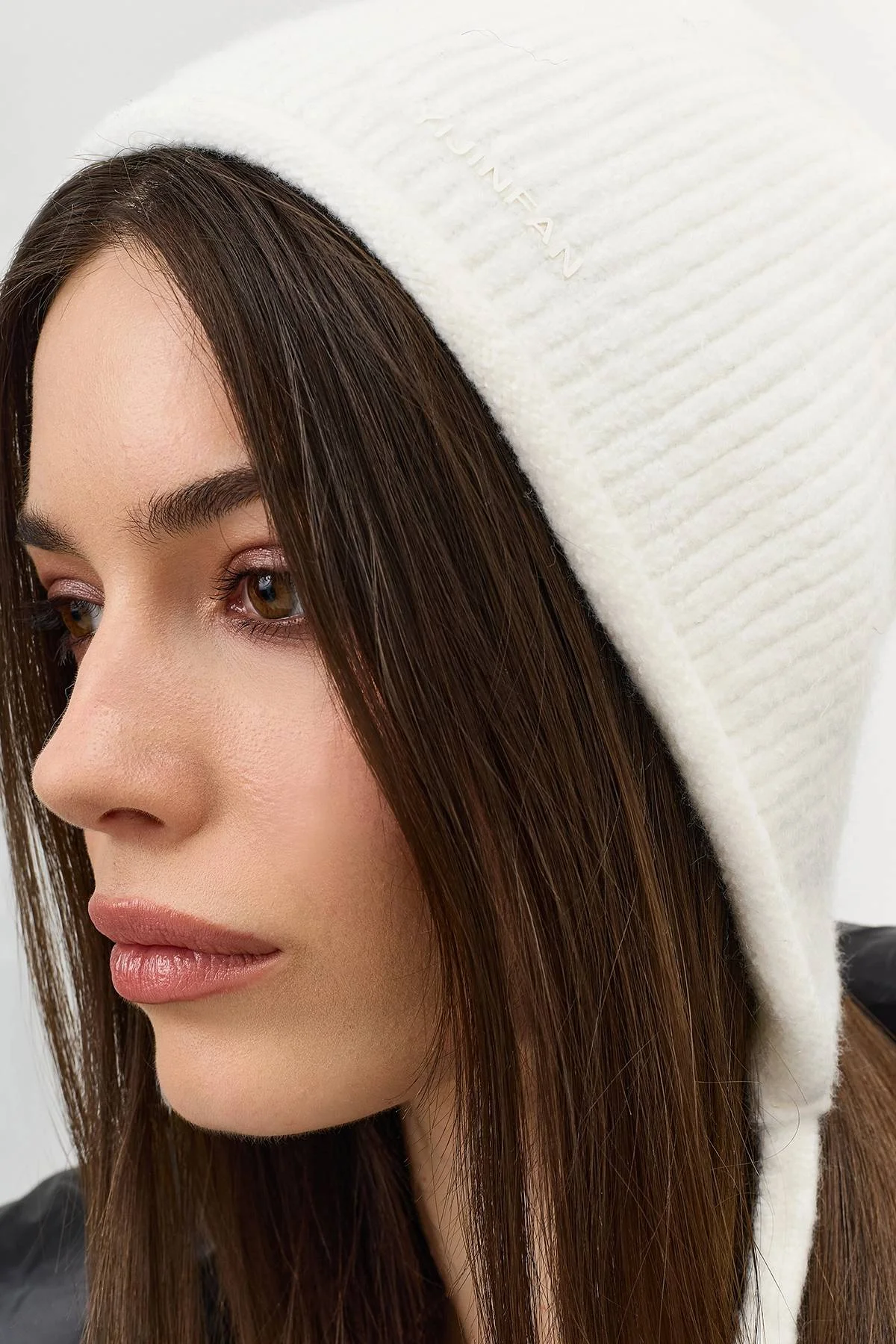 Белая шапка-чепчик с завязками, One