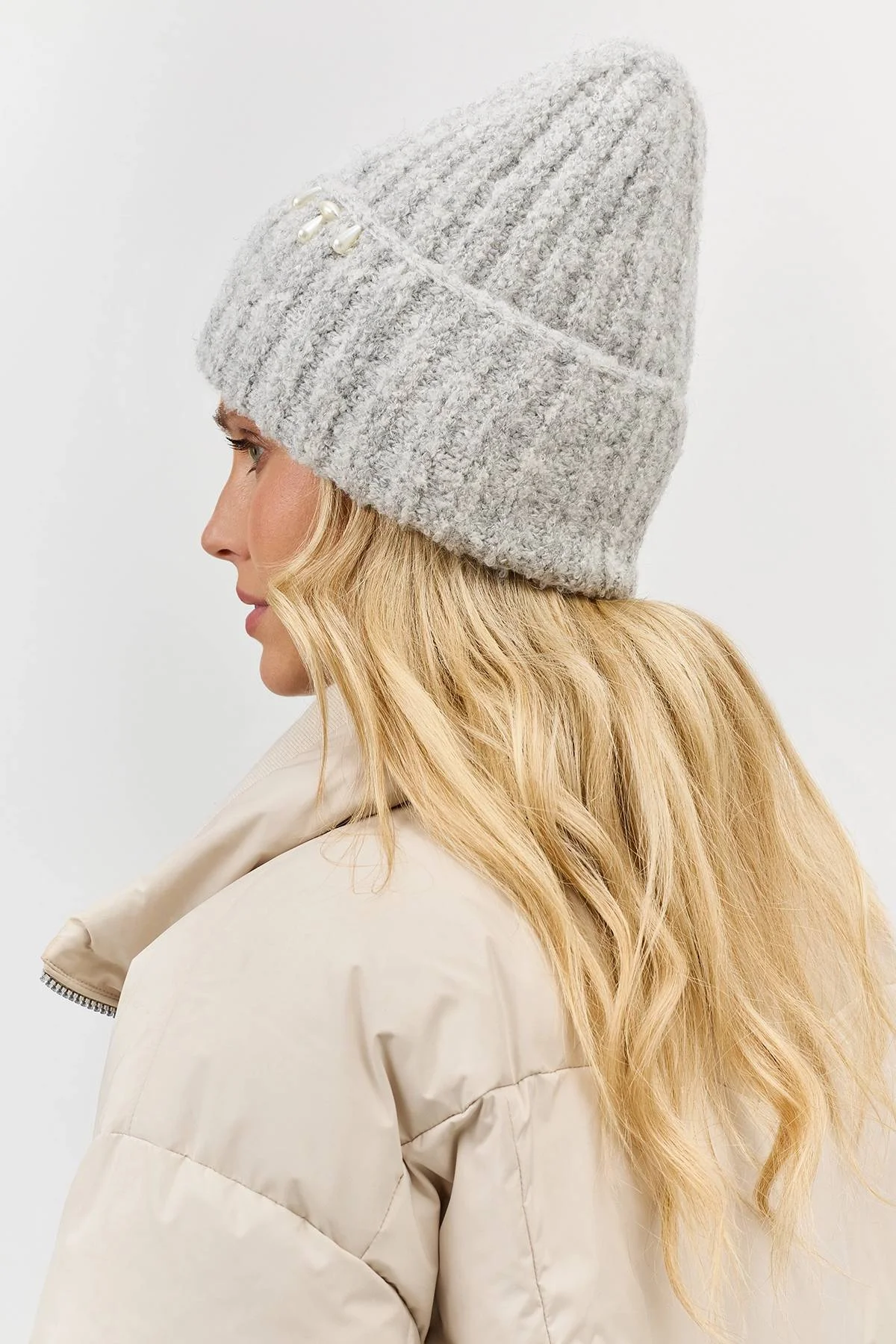 Серая пушистая шапка с деликатным декором, One