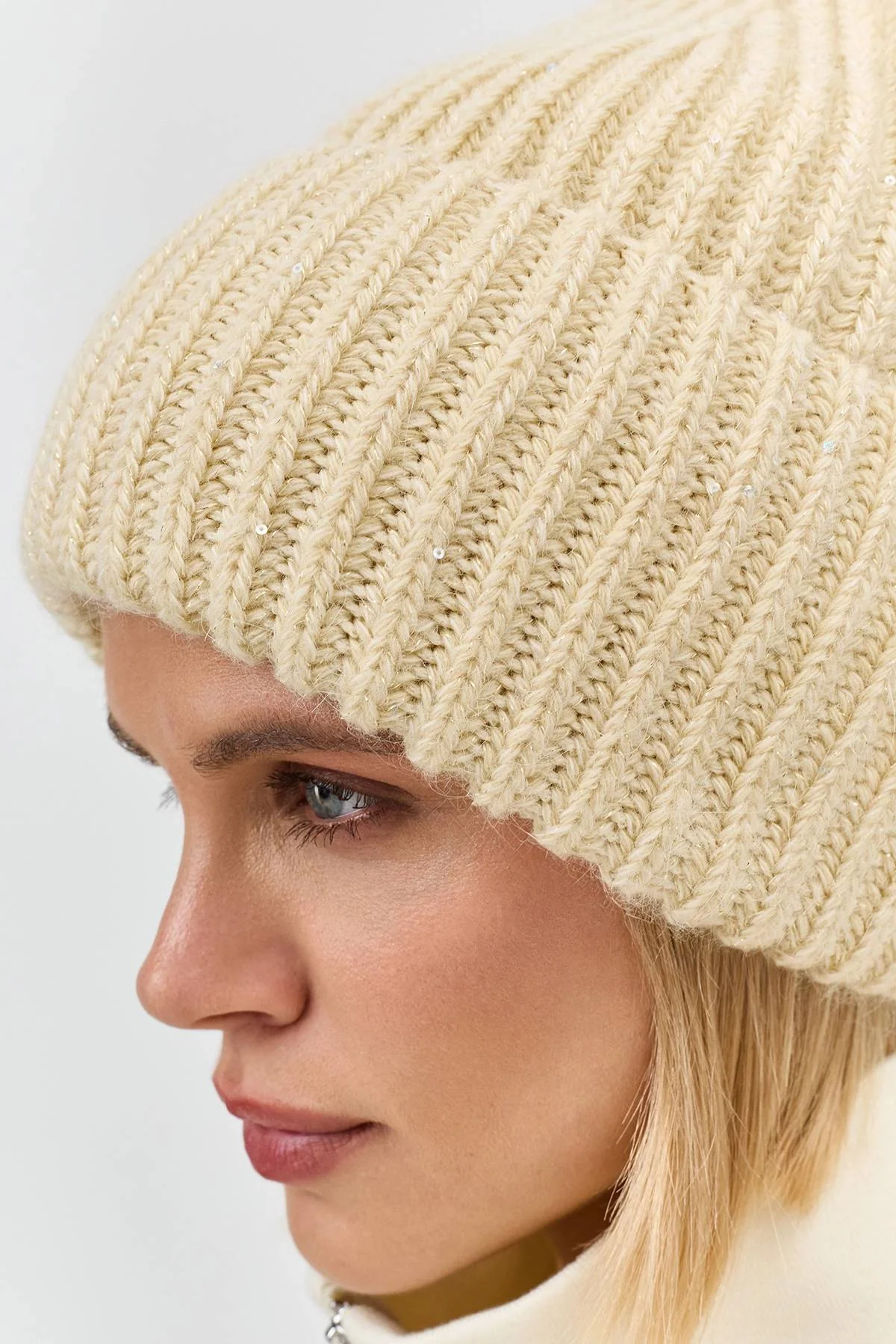 Светлая шапка в рубчик с деликатным люрексом, One