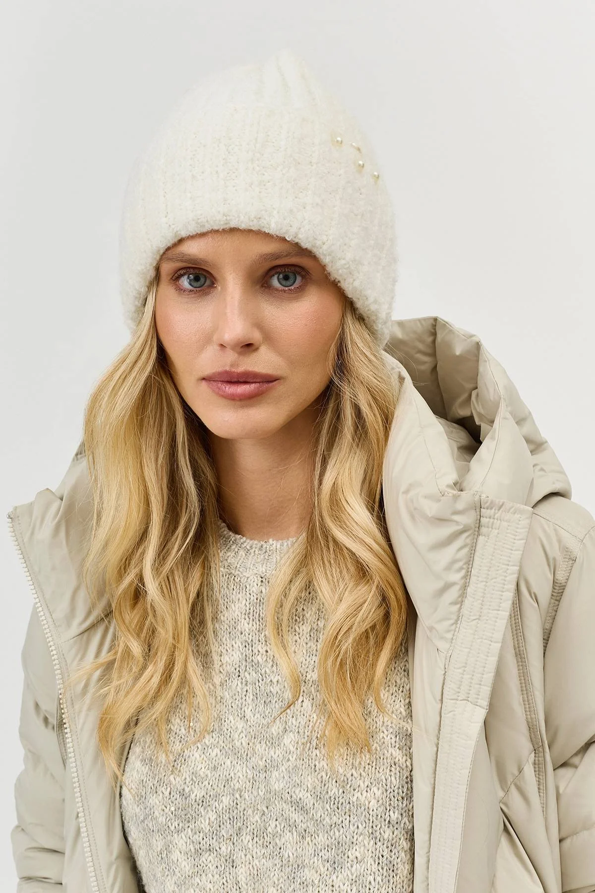 Белая пушистая шапка с деликатным декором, One