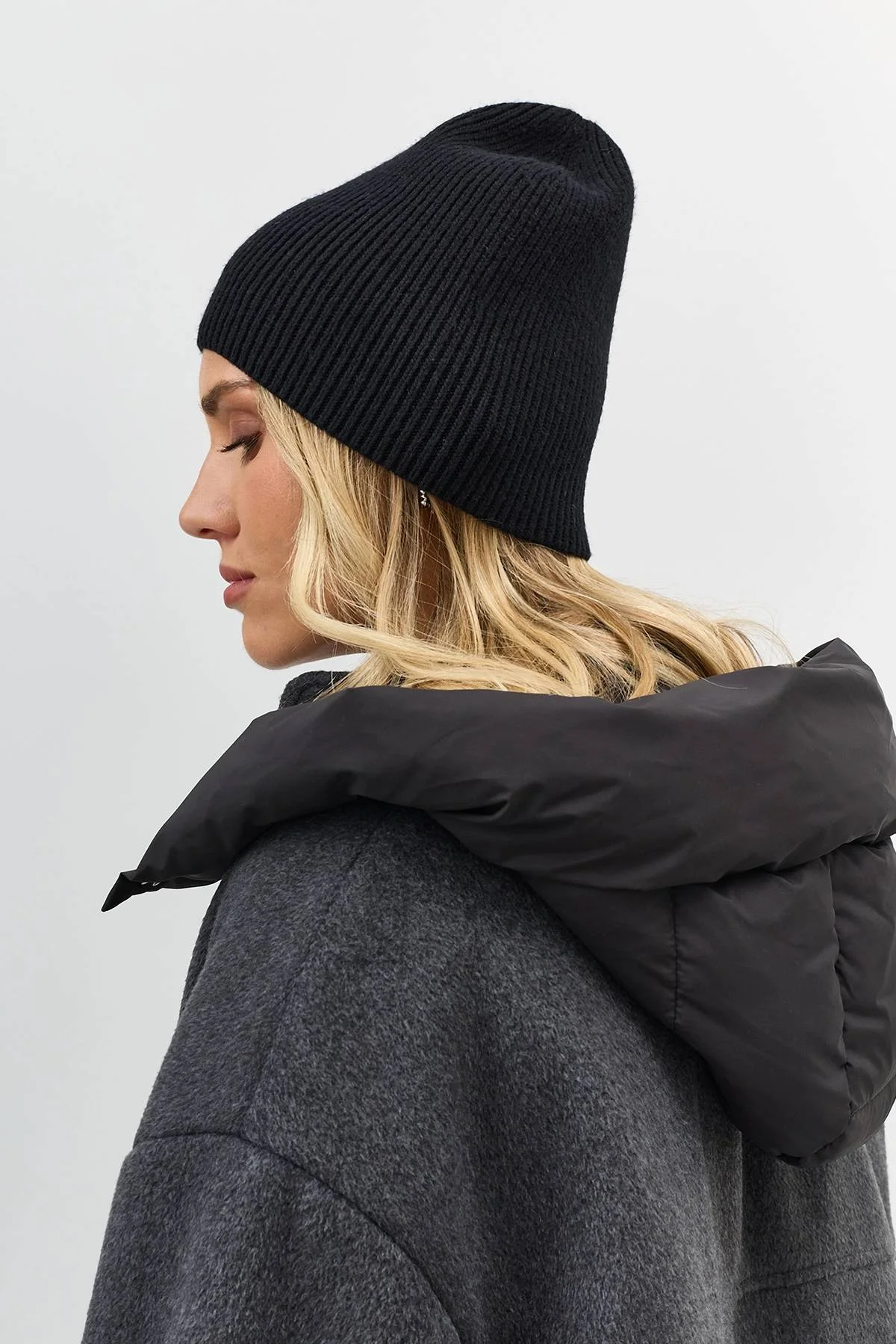 Черная шапка из вискозы и ангоры, One