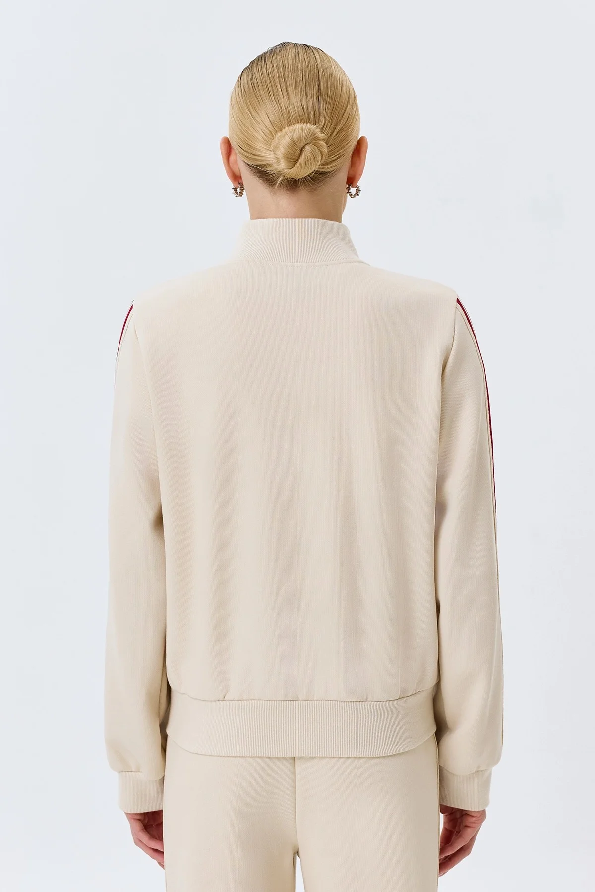 Трикотажный бомбер с контрастными лампасами, 46