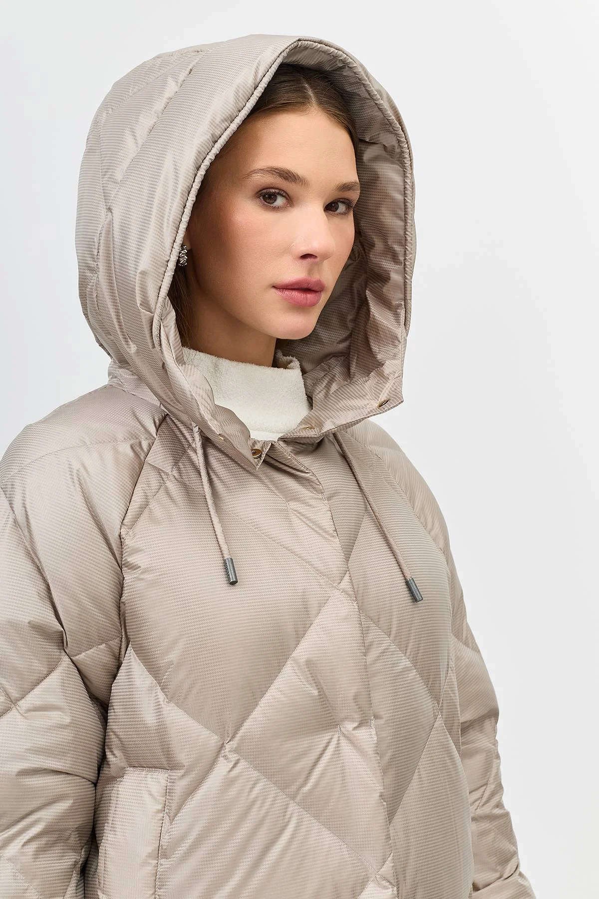 Лимитированная серия  пуховое пальто из фактурной ткани и палантин, 48