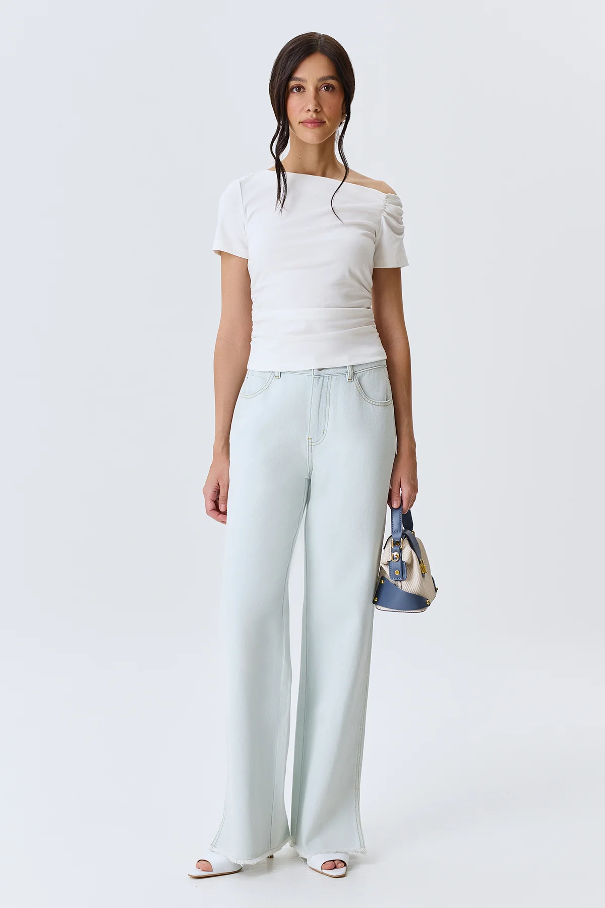 Светлые джинсы с разрезами, 46