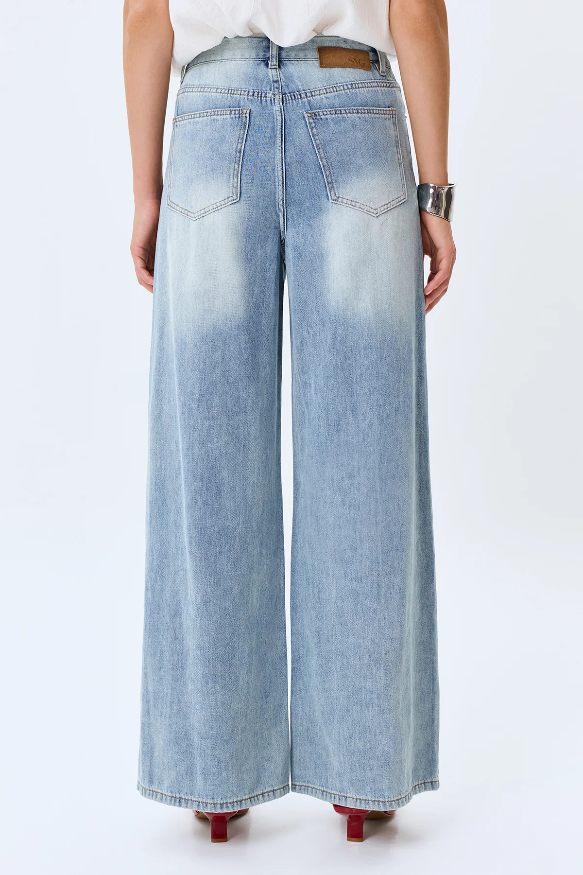 Широкие джинсы с акцентными дестроями, 44