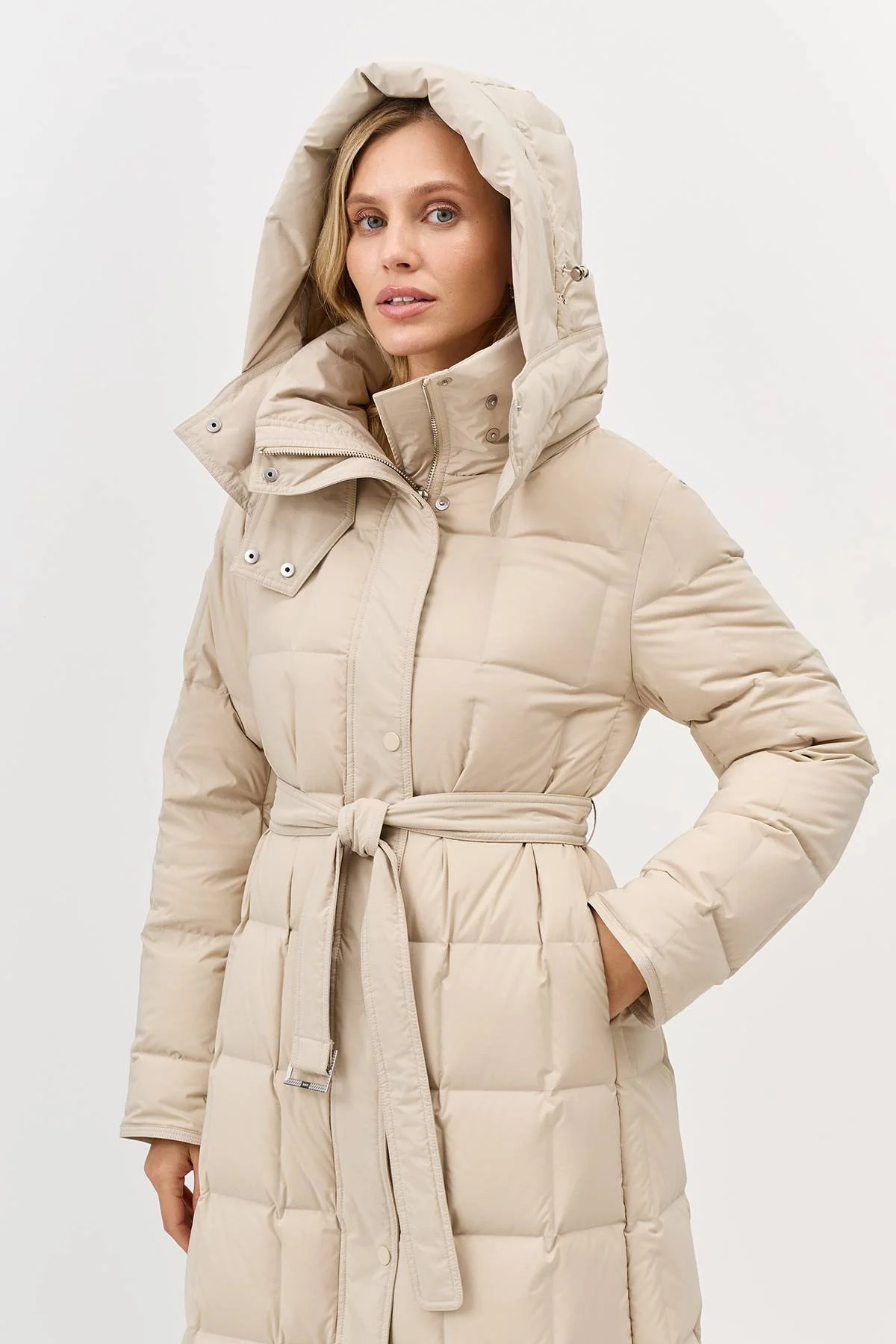 Лимитированная серия пуховик из фактурной ткани с крэш эффектом с палантином, 38