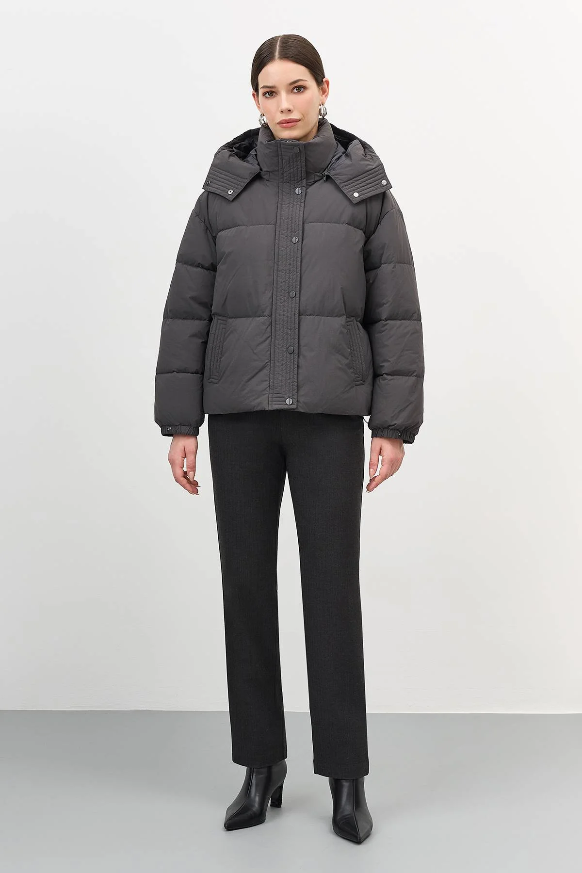 Лимитированная серия графитовая куртка с четким кроем и асимметрией с варежками, 50