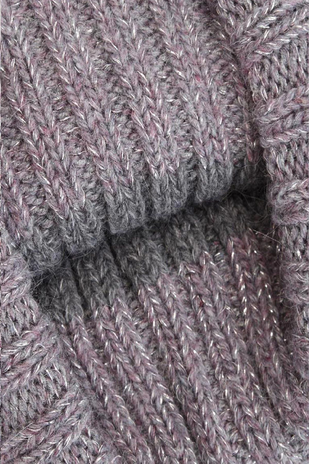 Шапка бини с широким отворотом и люрексом в зелено-белом цвете, 57р