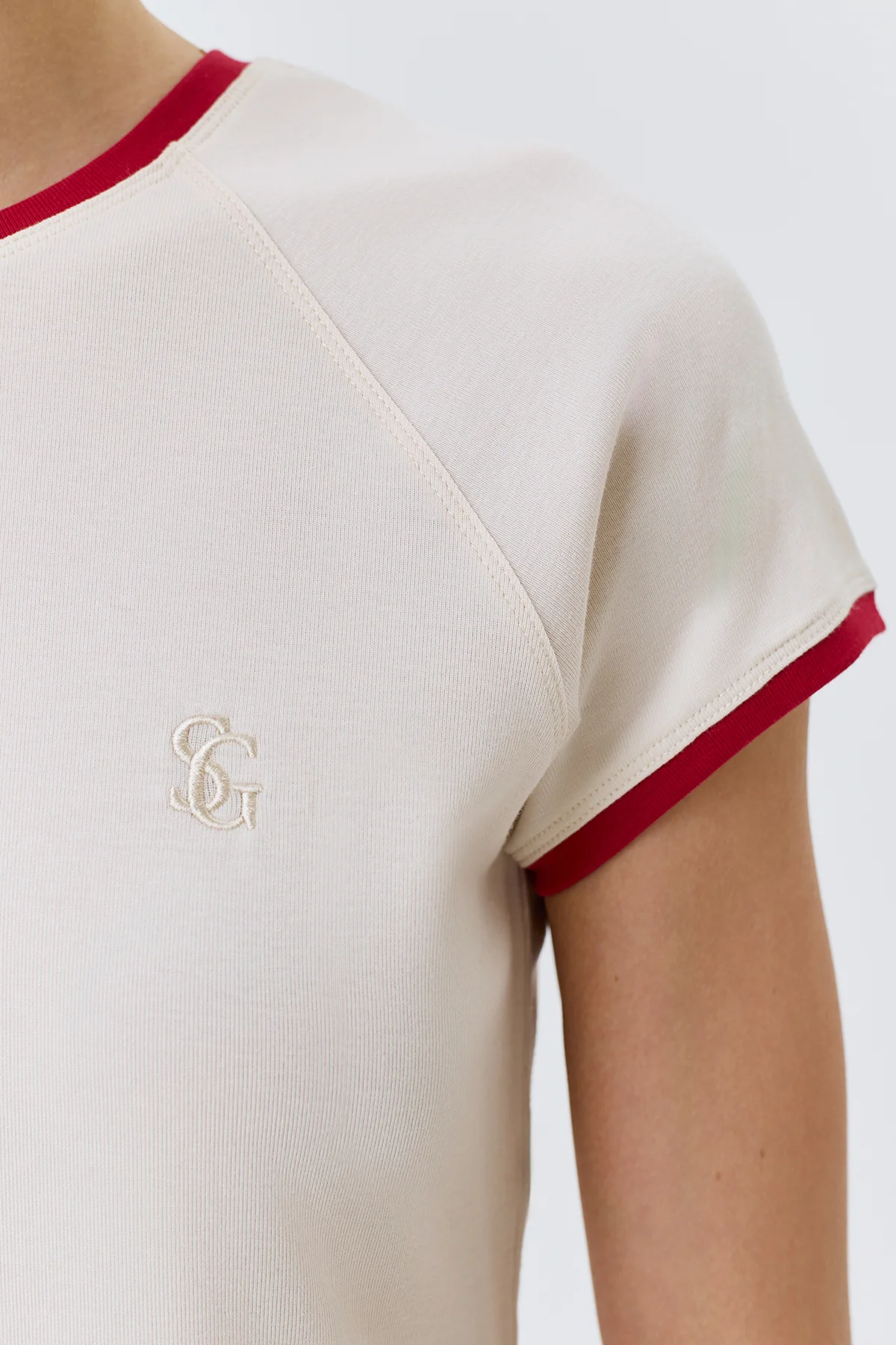 Приталенная футболка с контрастным рибом, 42