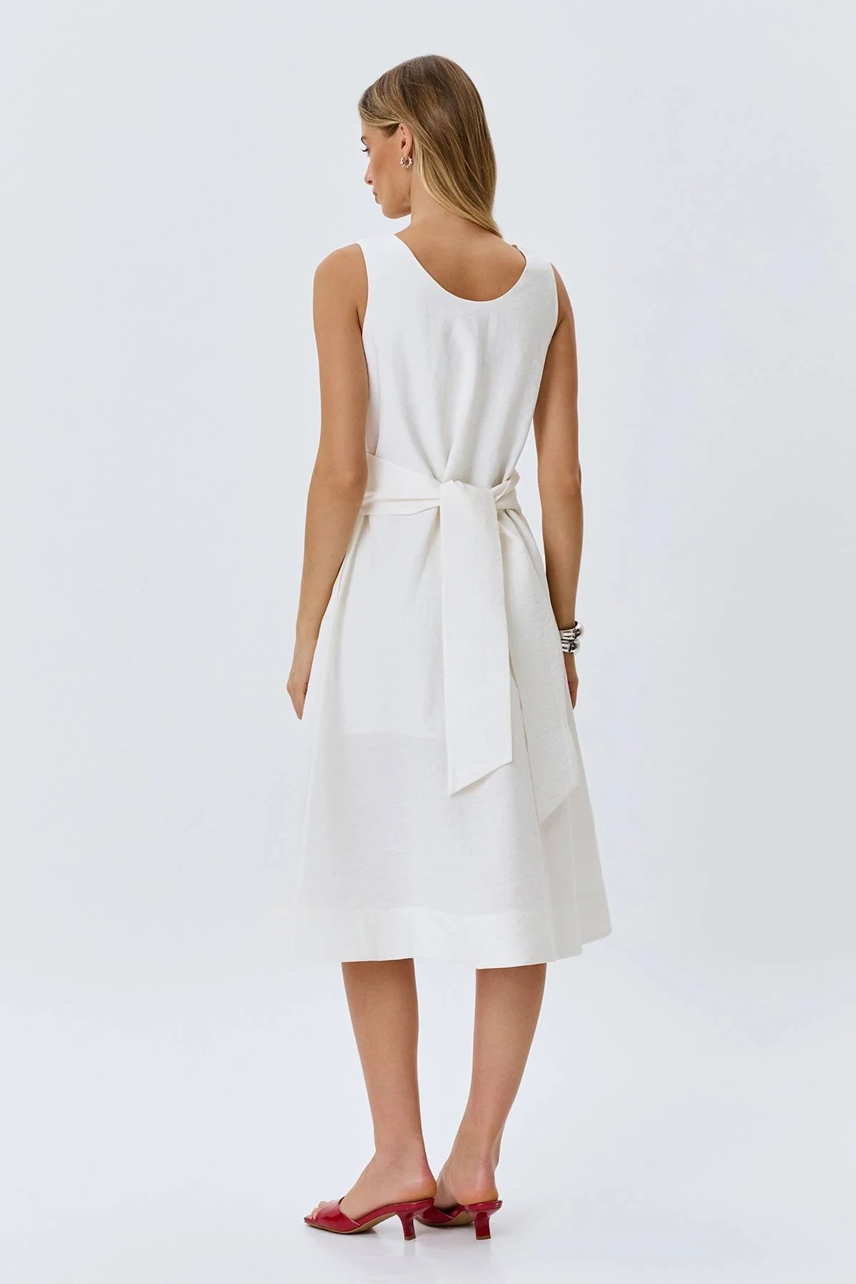 Свободное платье с поясом в белом цвете, 52