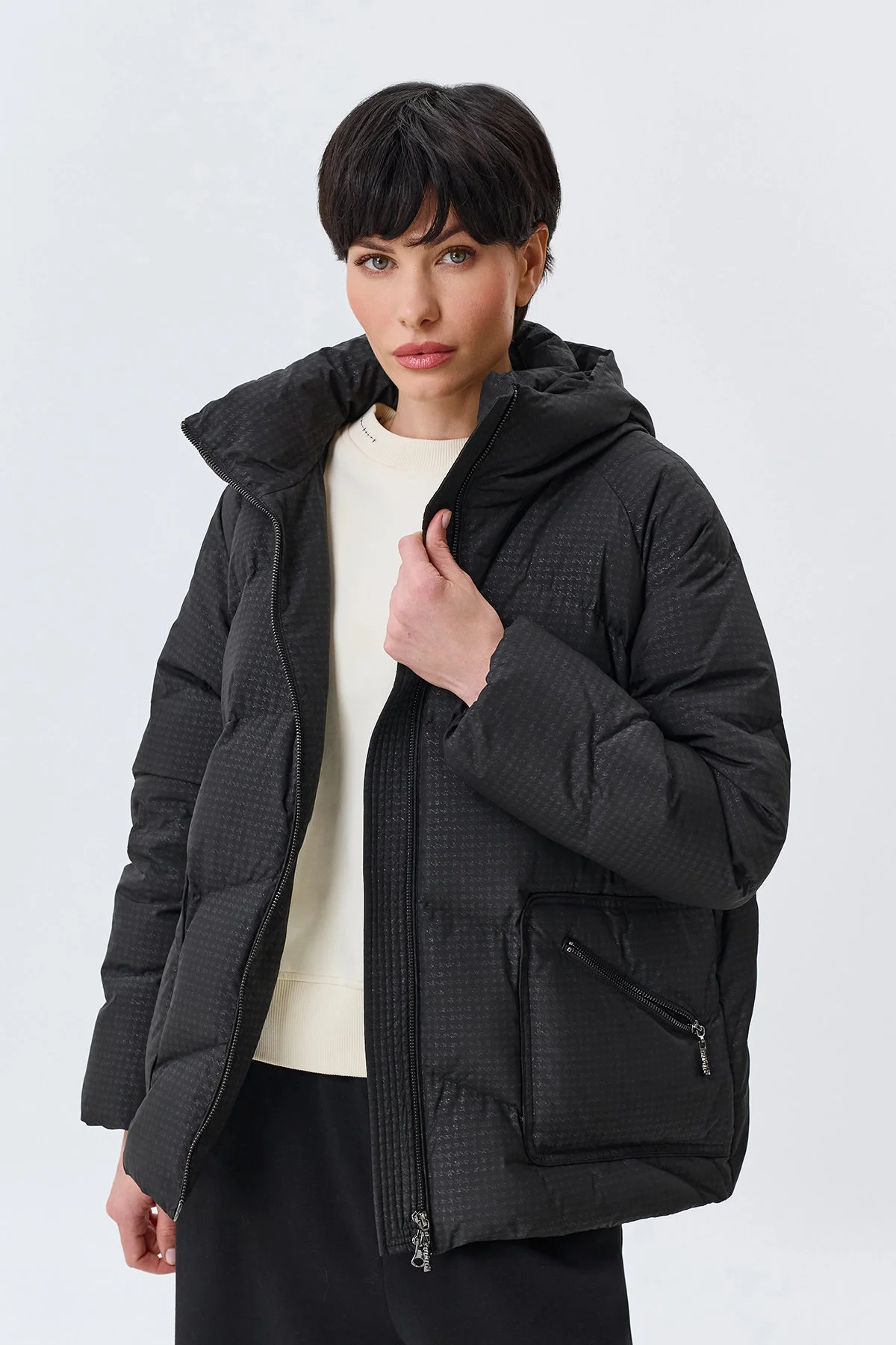 Oversize пуховик черный с деликатным блеском, 46