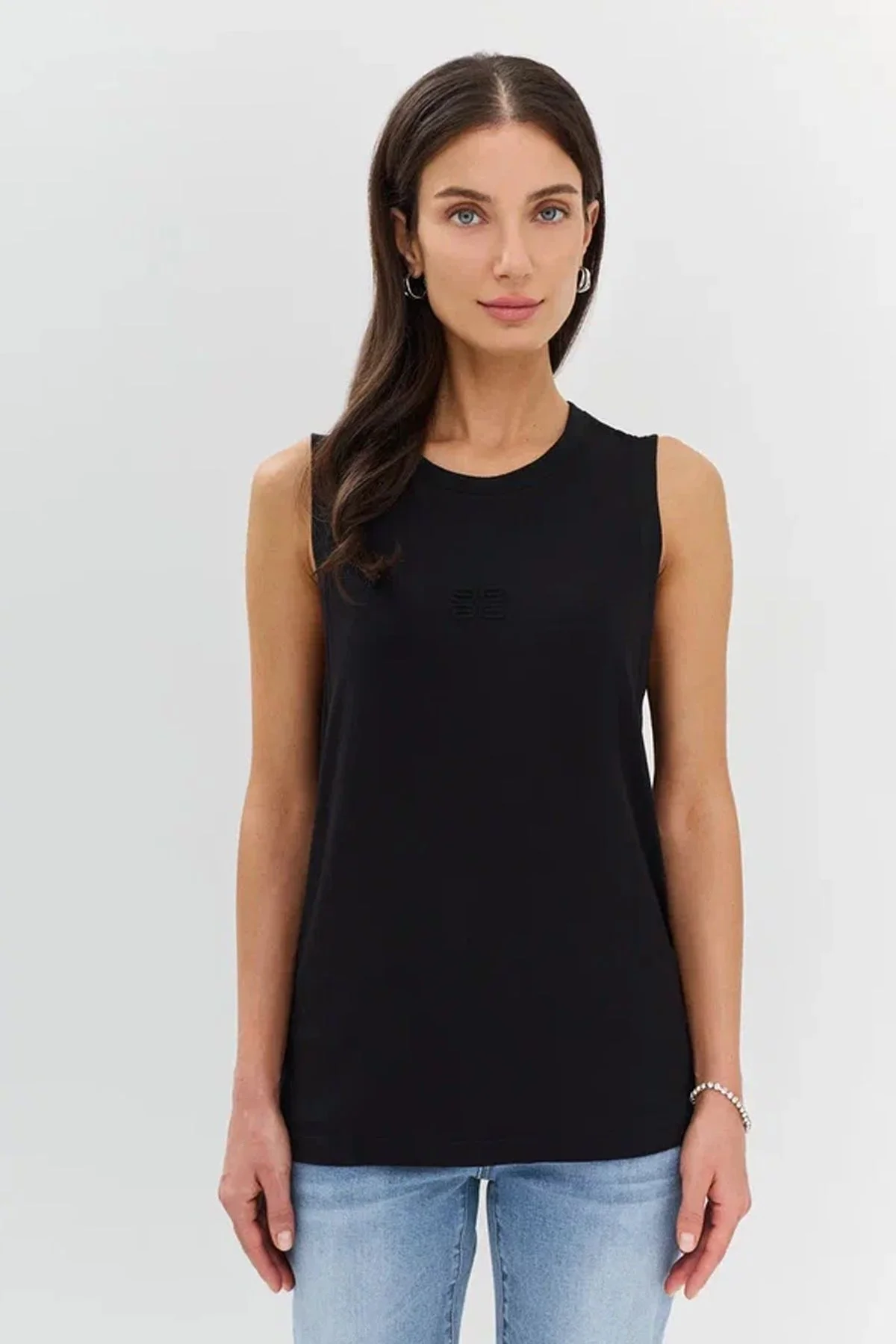 Топ чёрного цвета без рукавов с объёмным брендированным декором, 42р