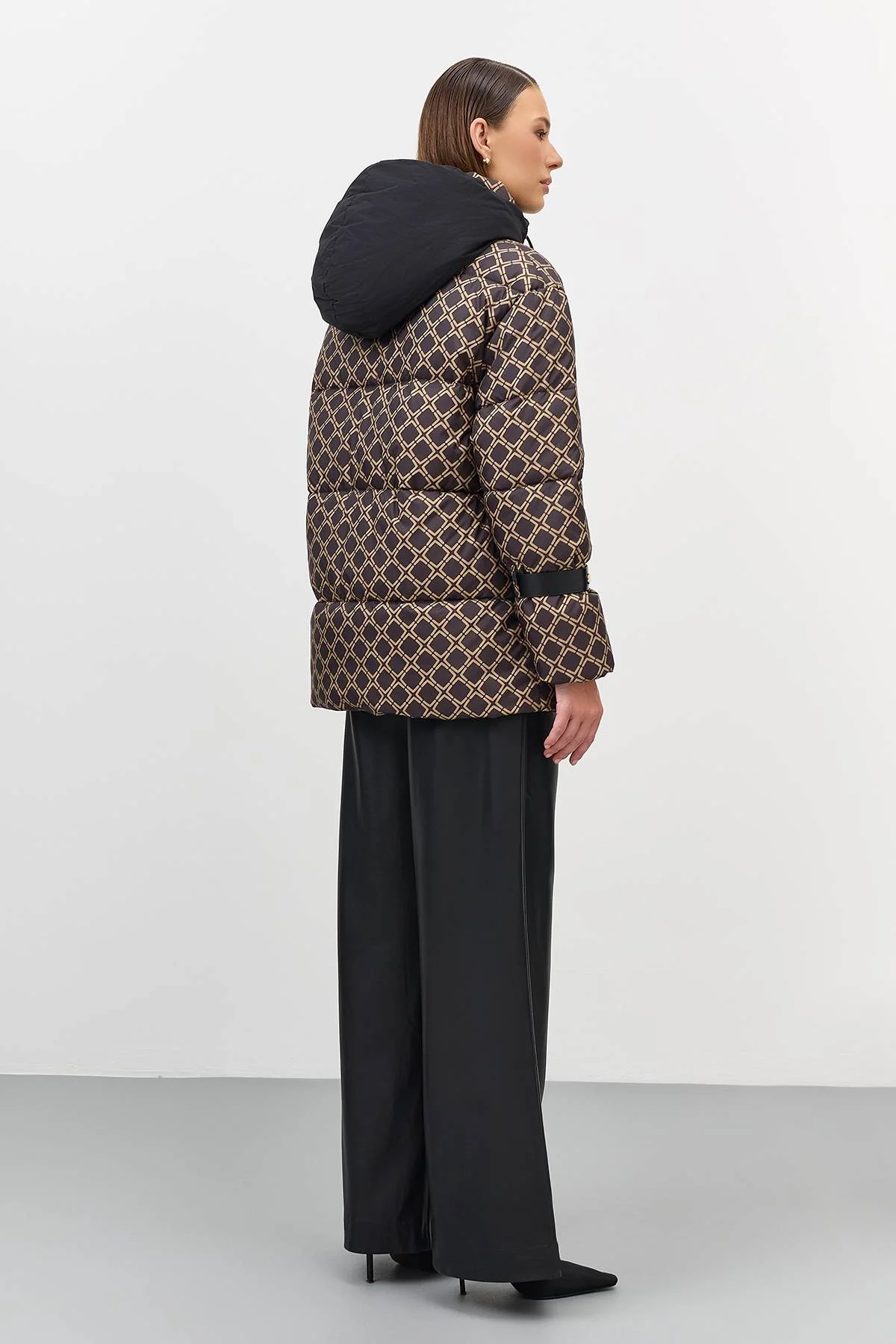 Лимитированная серия куртка с геометрическим принтом и палантин, 50