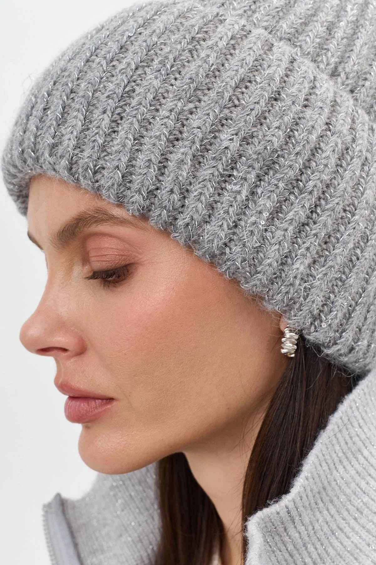 Серая шапка в рубчик с деликатным люрексом, One