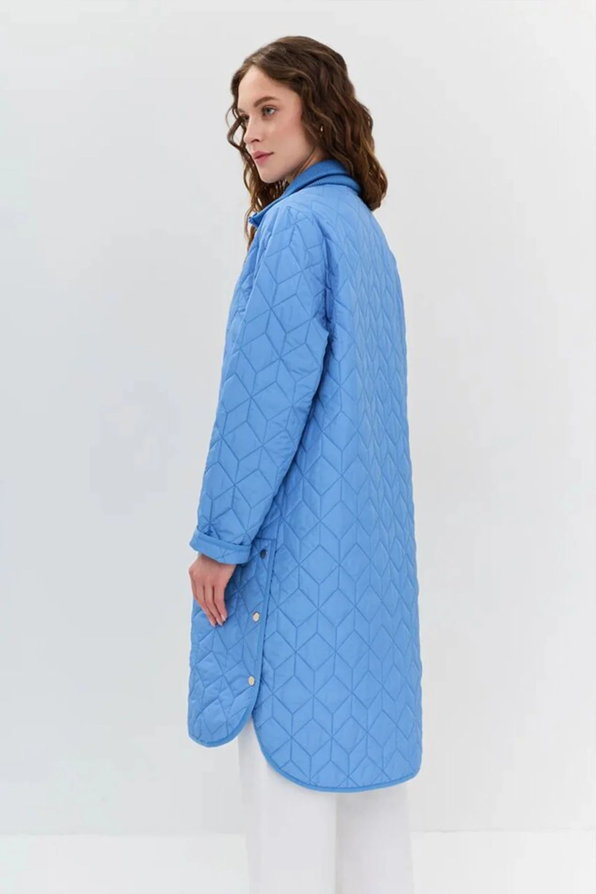 Яркое пальто с фигурной стежкой и удлиненной спинкой, 48р