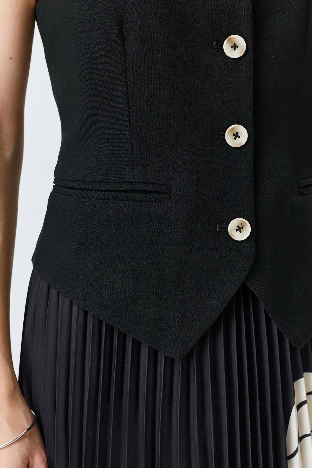 Жилет с контрастными пуговицами, 44