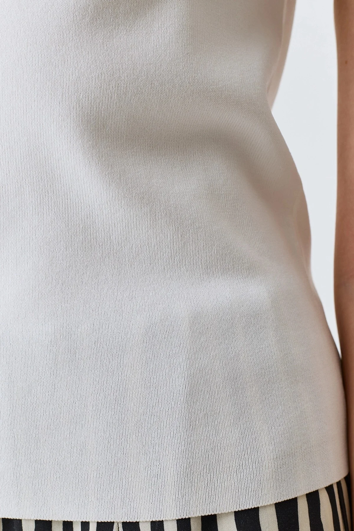 Топ из вискозы с контрастным кантом, 44