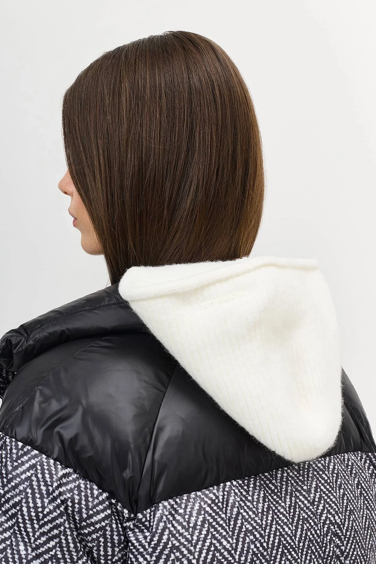 Белая шапка-чепчик с завязками, One