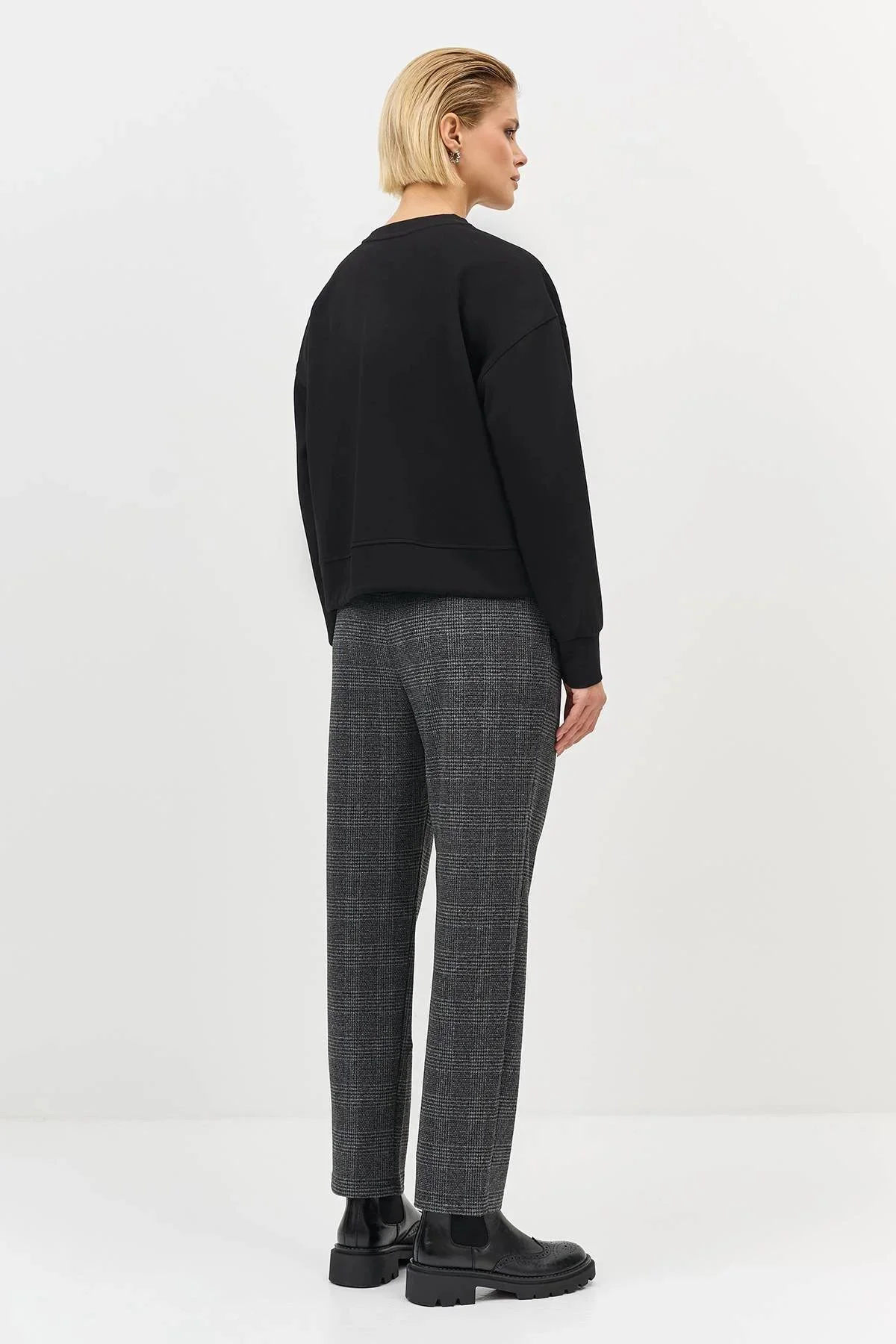 Свитшот с декоративными строчками, 36