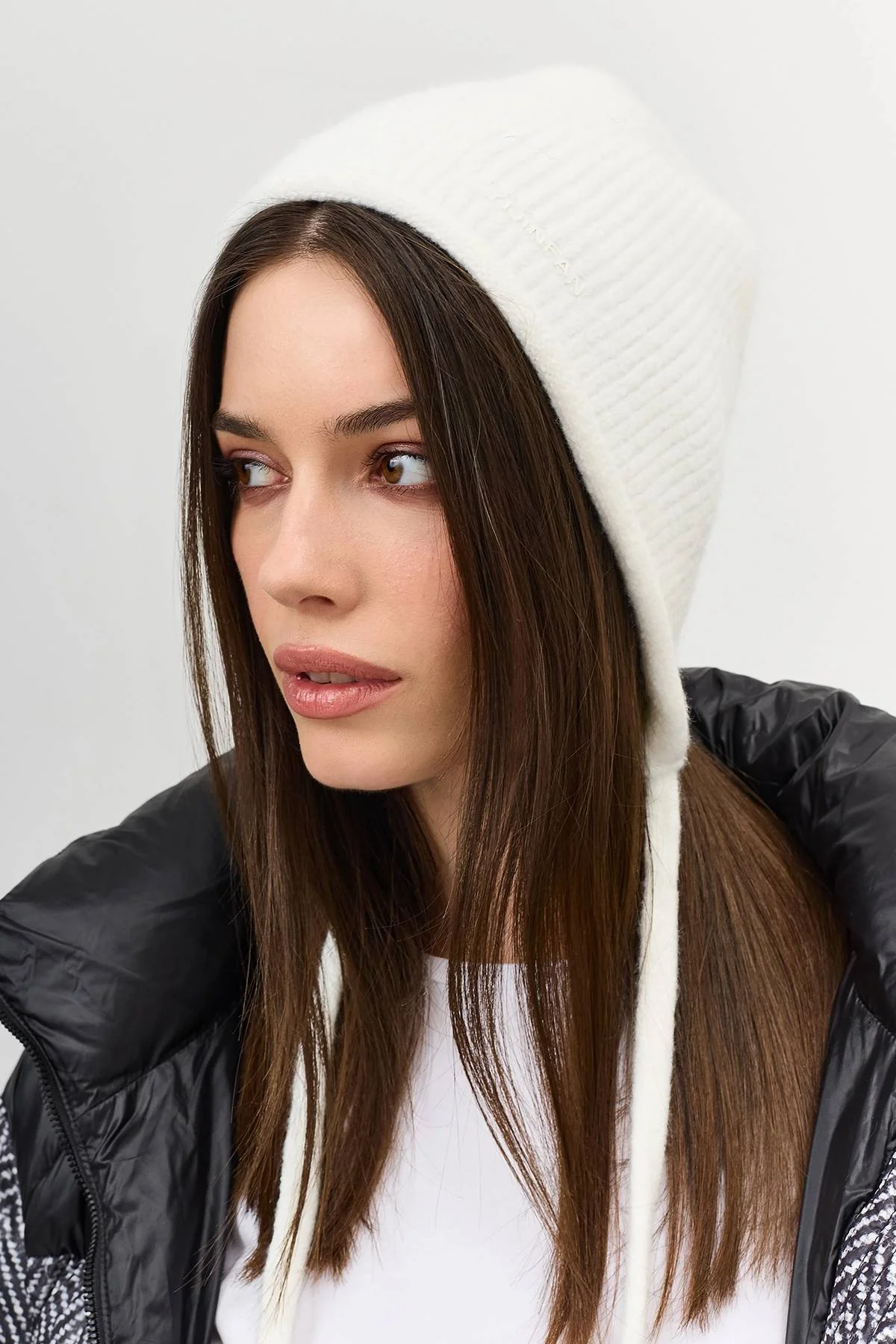 Белая шапка-чепчик с завязками, One