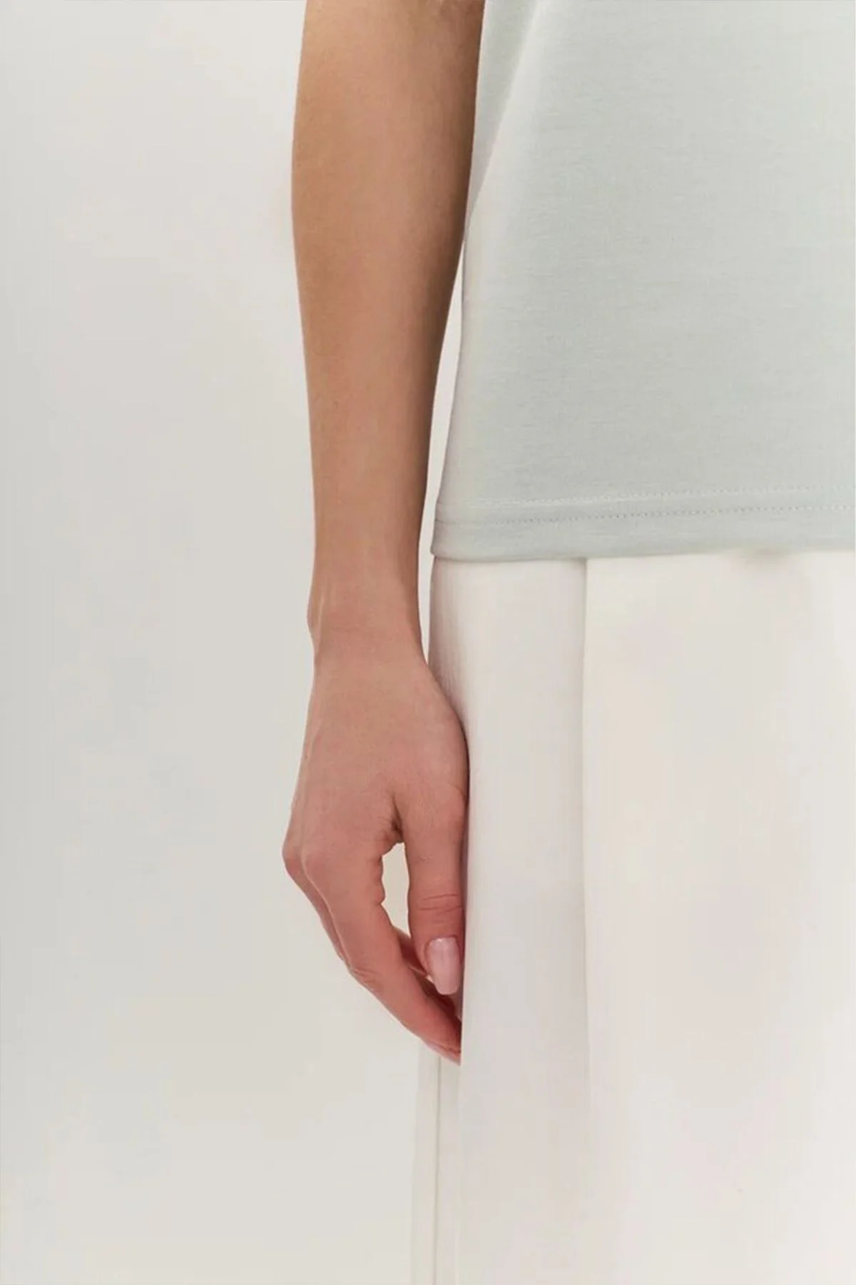 Однотонная футболка серо-голубого цвета с объёмным декором, 52р