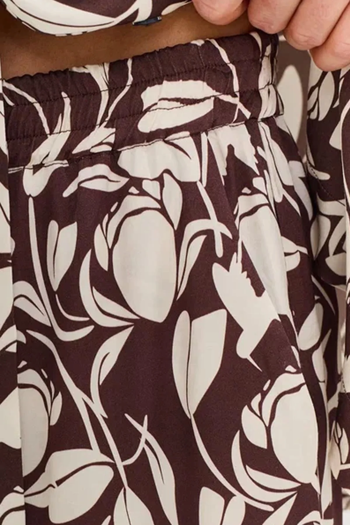 Брюки шоколадного цвета с бежевым флоральным принтом, 54р