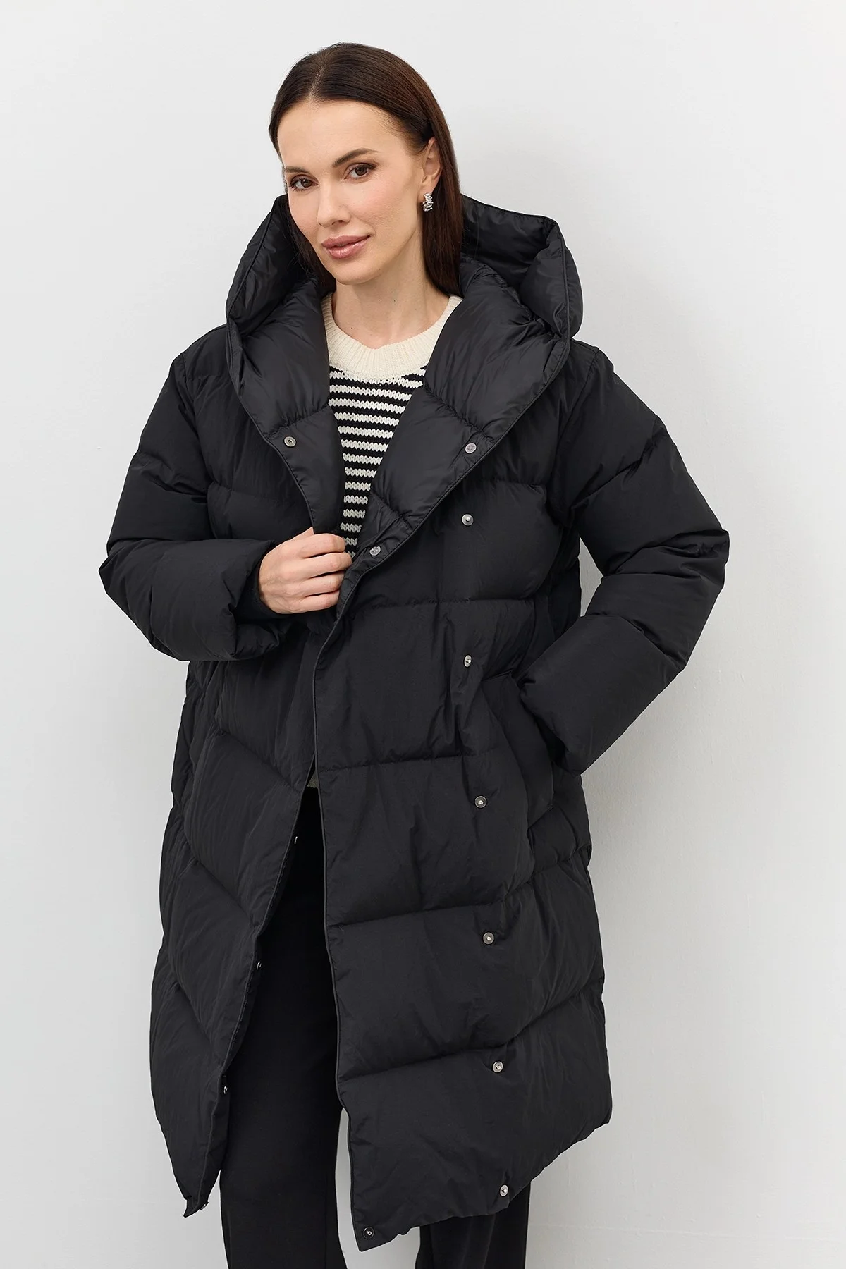 Темный пуховик с капюшоном, 42