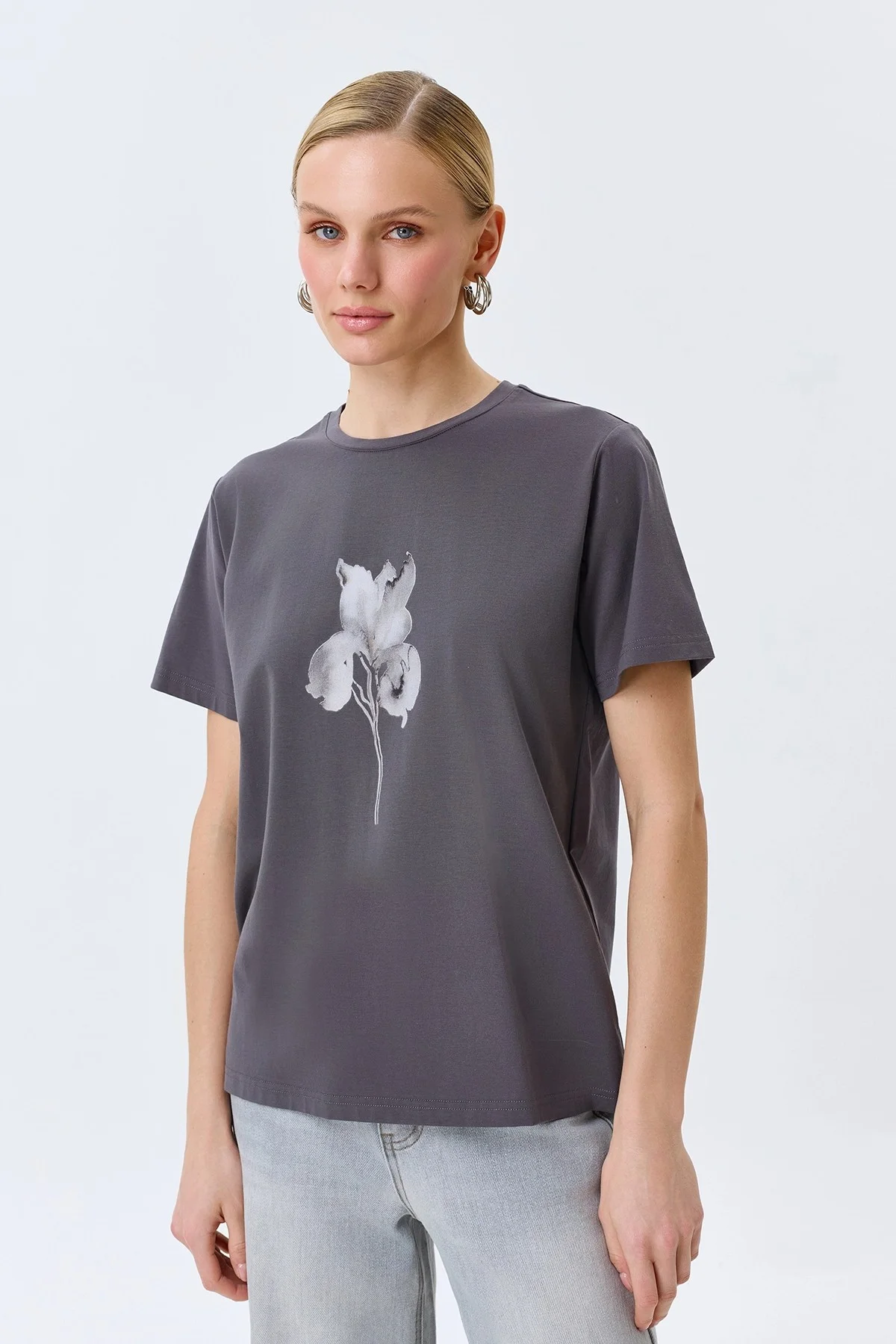Серая футболка с флоральным принтом прямого силуэта, 42