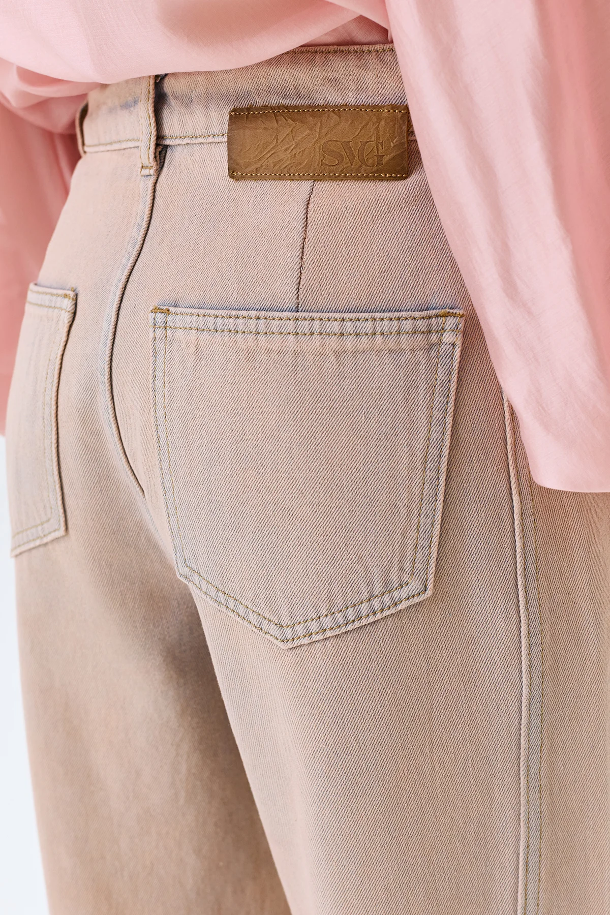 Прямые джинсы в оттенке чайной розы, 52