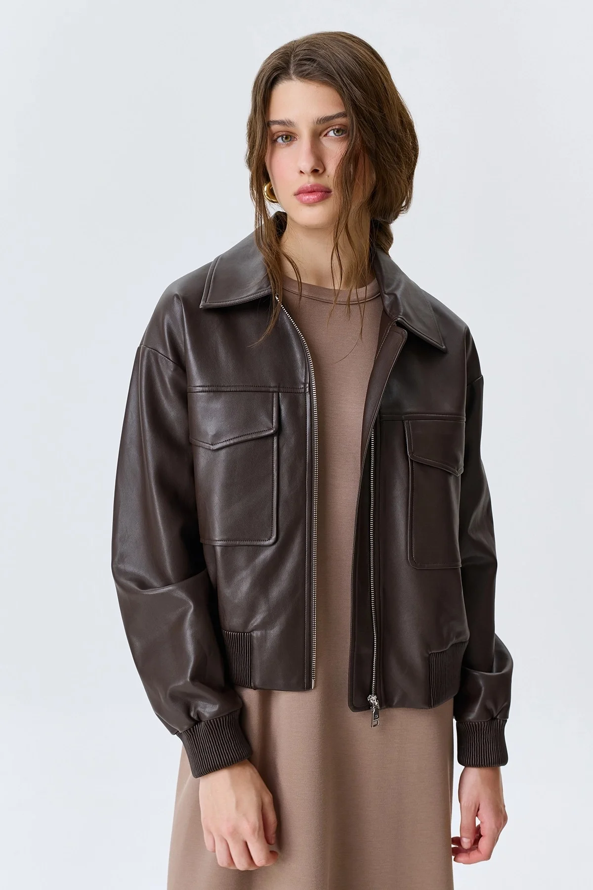 Бомбер из эко кожи с накладными карманами, 50