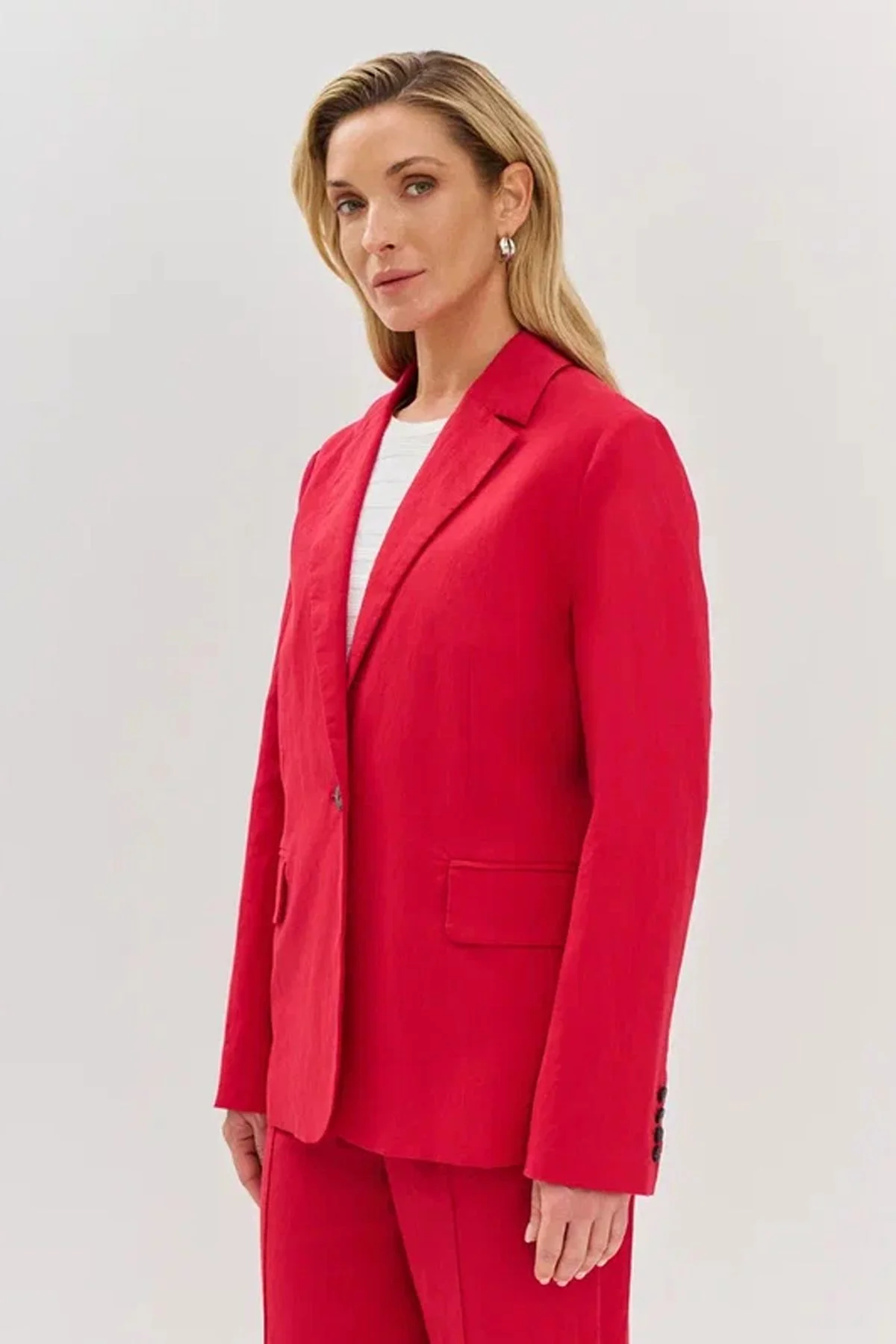 Однобортный жакет красного цвета с контрастной пуговицей, 52р