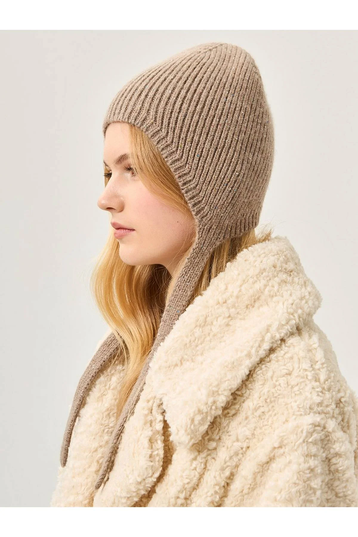 Шапка светло-коричневая, One