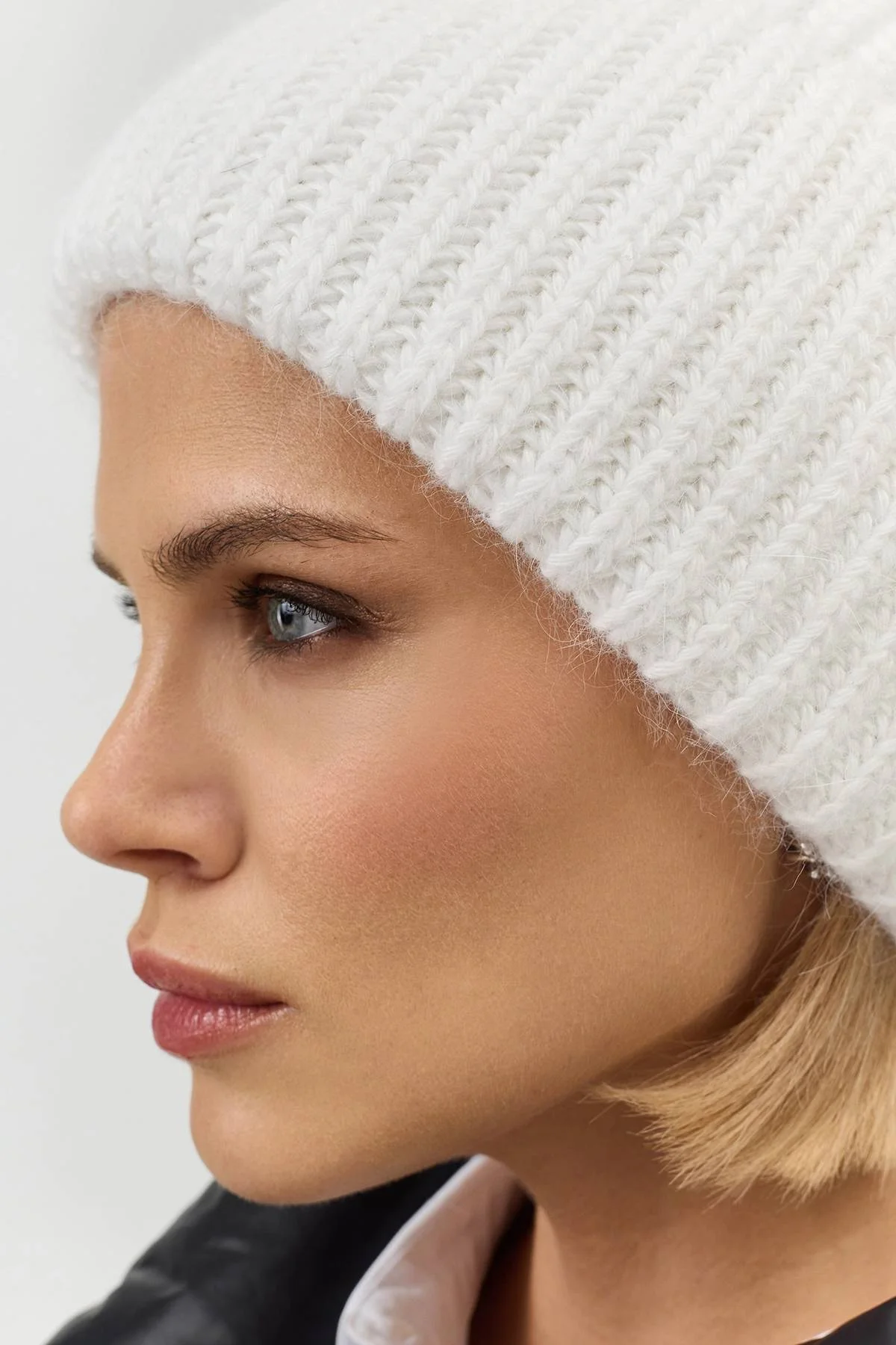 Белая базовая шапка бини в рубчик, One