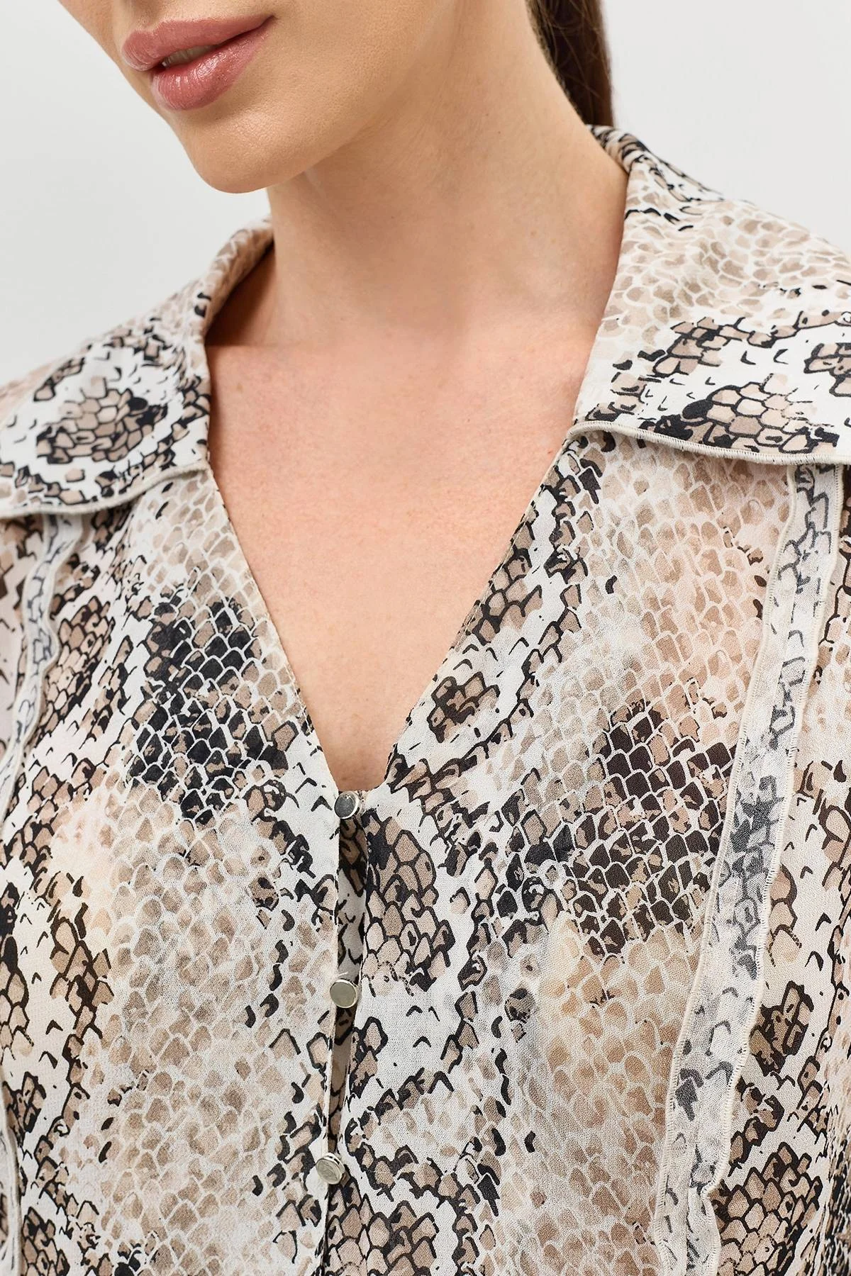 Укороченная блузка с анималистичным принтом, 46