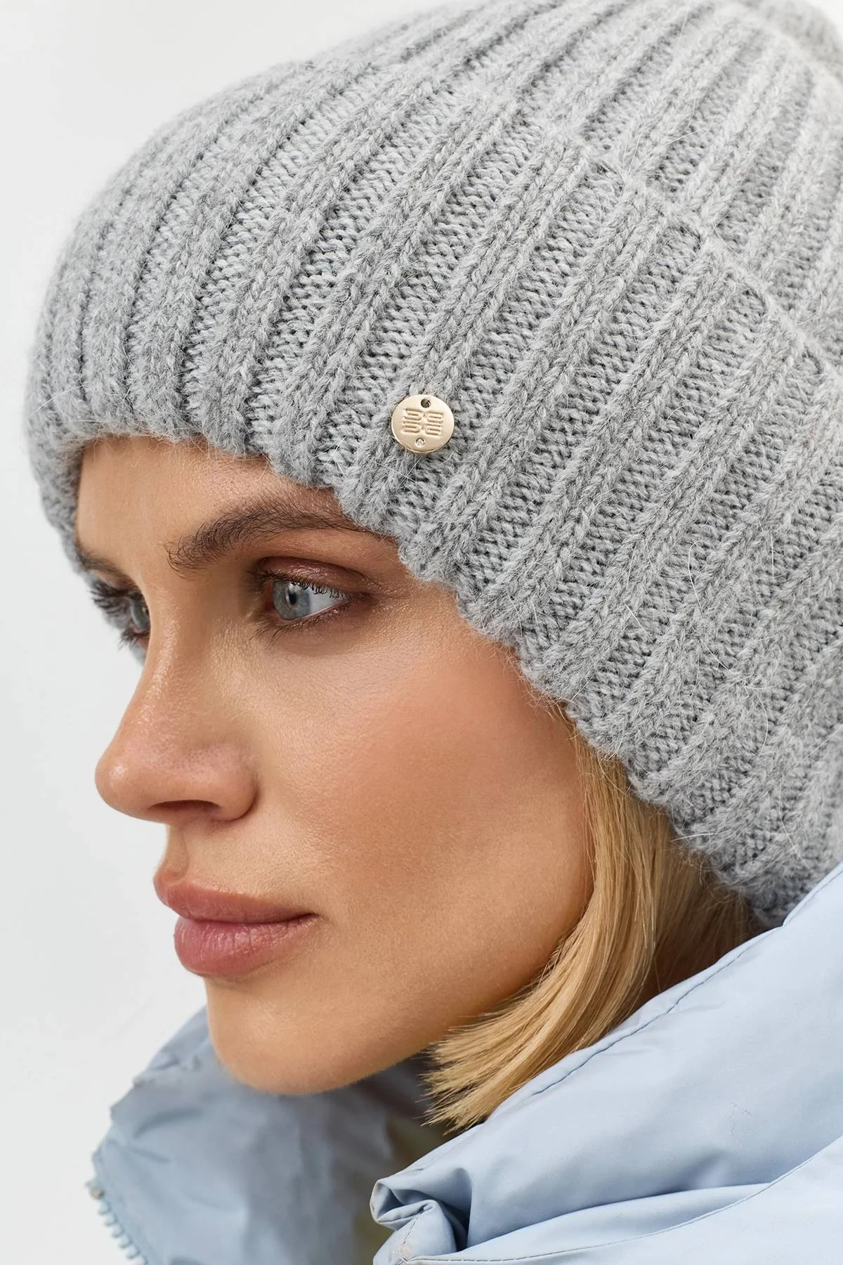 Серая объемная шапка в рубчик, One