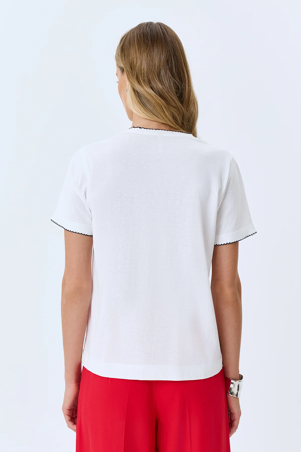 Футболка из тенселя с деликатной вышивкой, 44