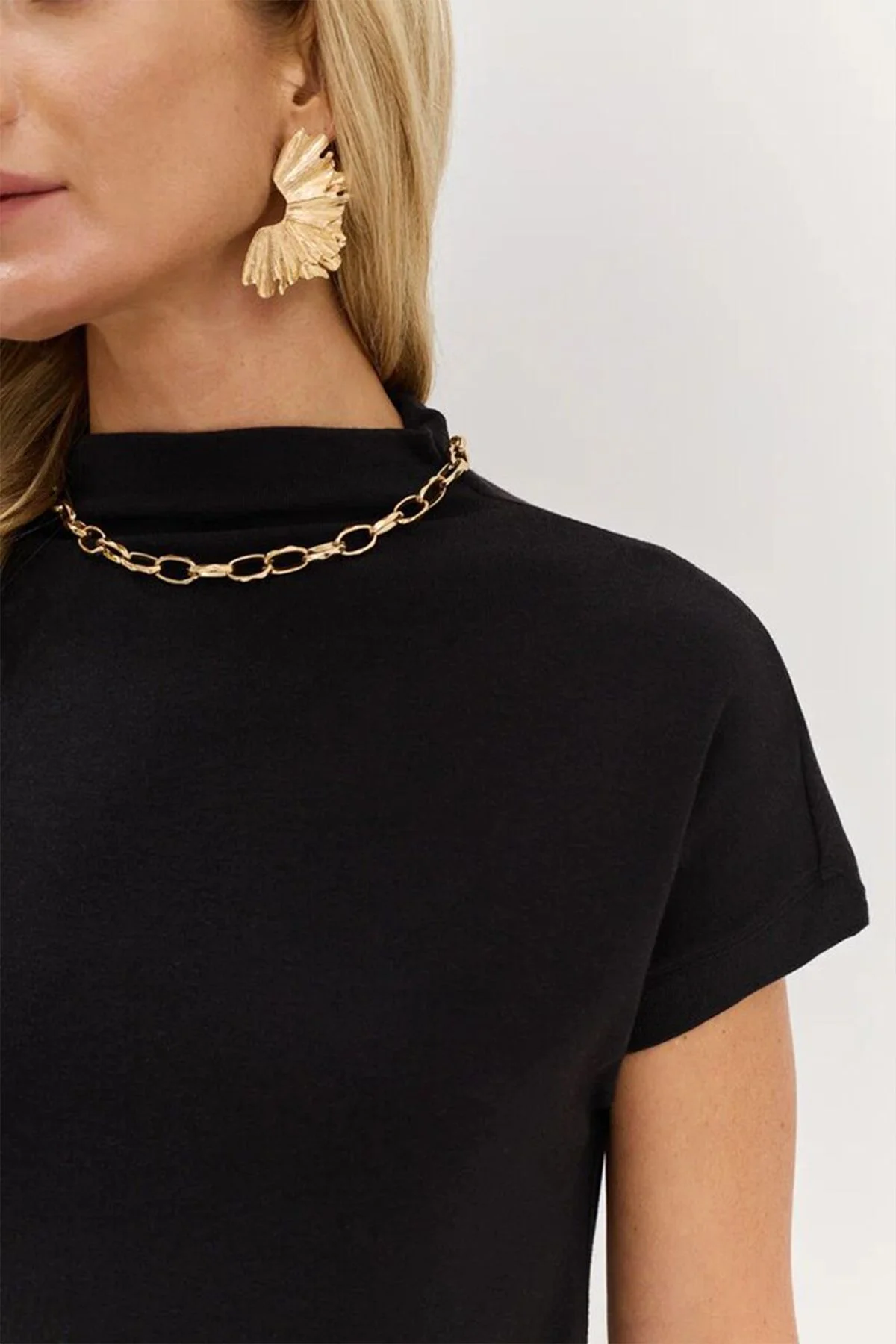 Топ чёрного цвета с цельнокроеным воротником-стойкой, 52р