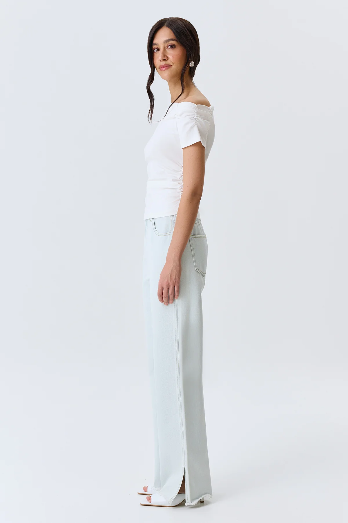 Светлые джинсы с разрезами, 52