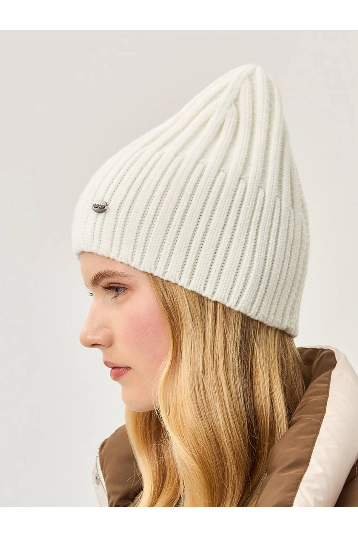 Шапка белая, One