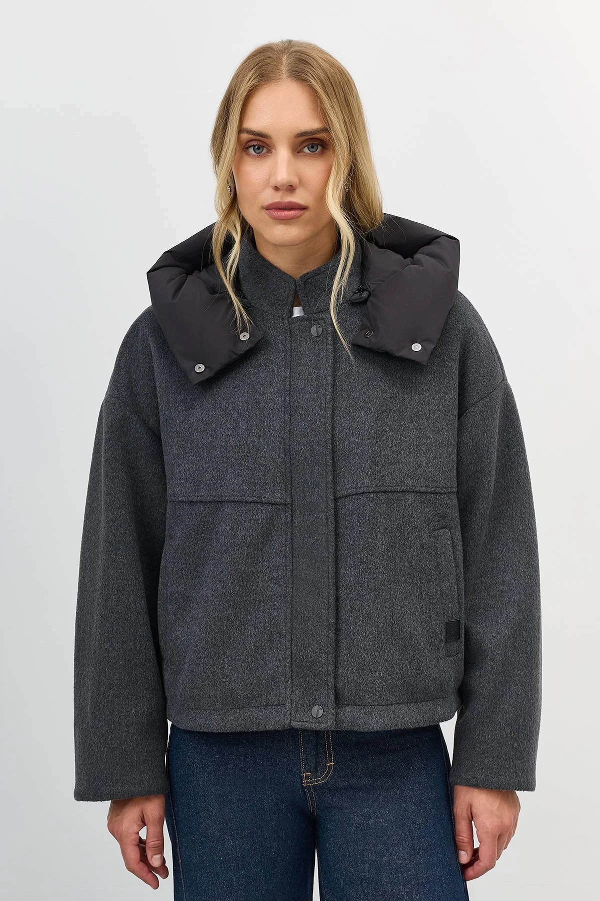 Лимитированная серия укороченная куртка с акцентным капюшоном и палантин, 40