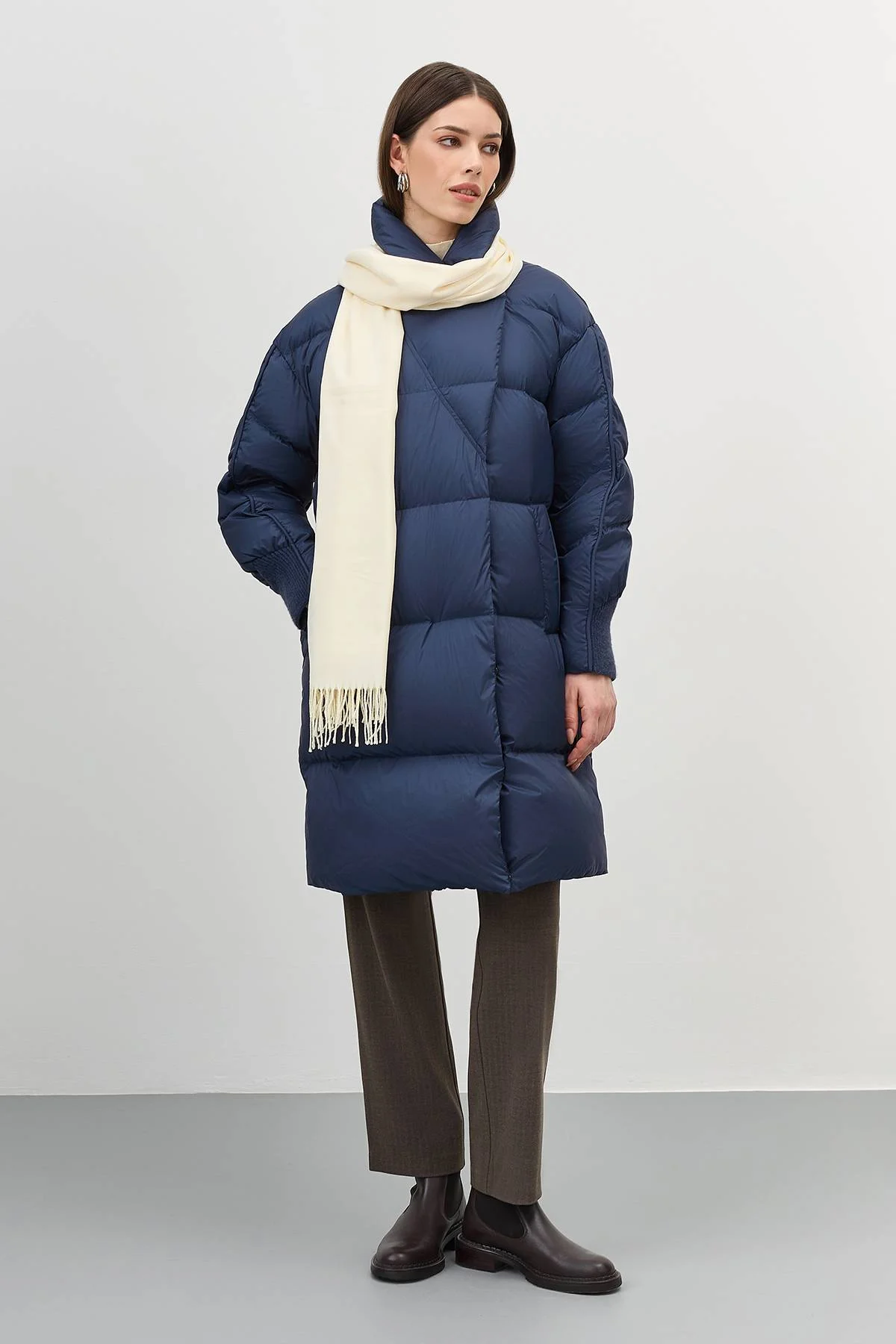 Лимитированная серия пуховик на запах с трикотажной манишкой и палантин, 44