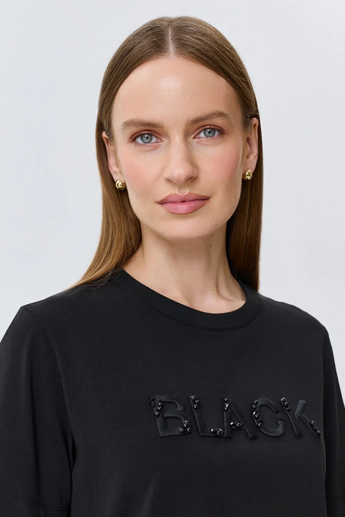 Футболка с объемной вышивкой и стразами, 38