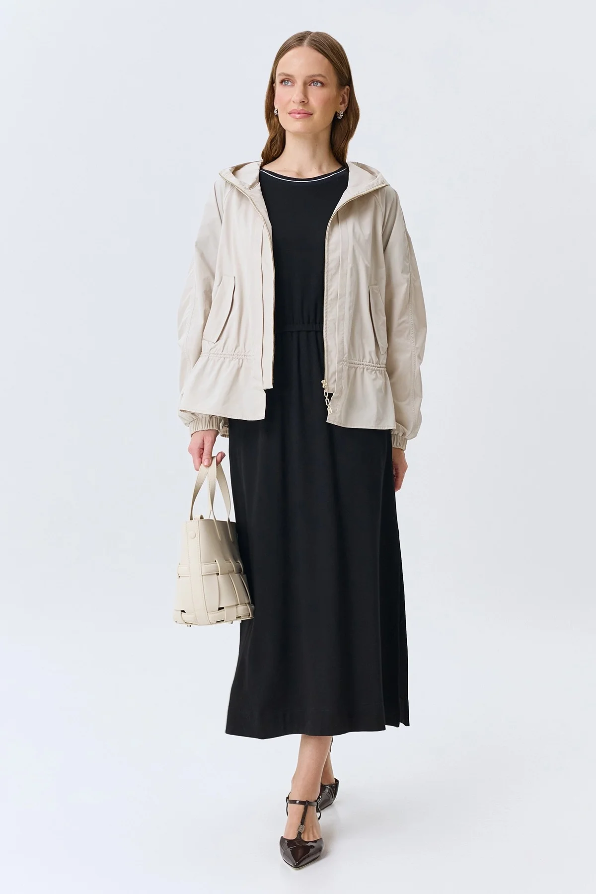 Легкая ветровка с капюшоном, 42