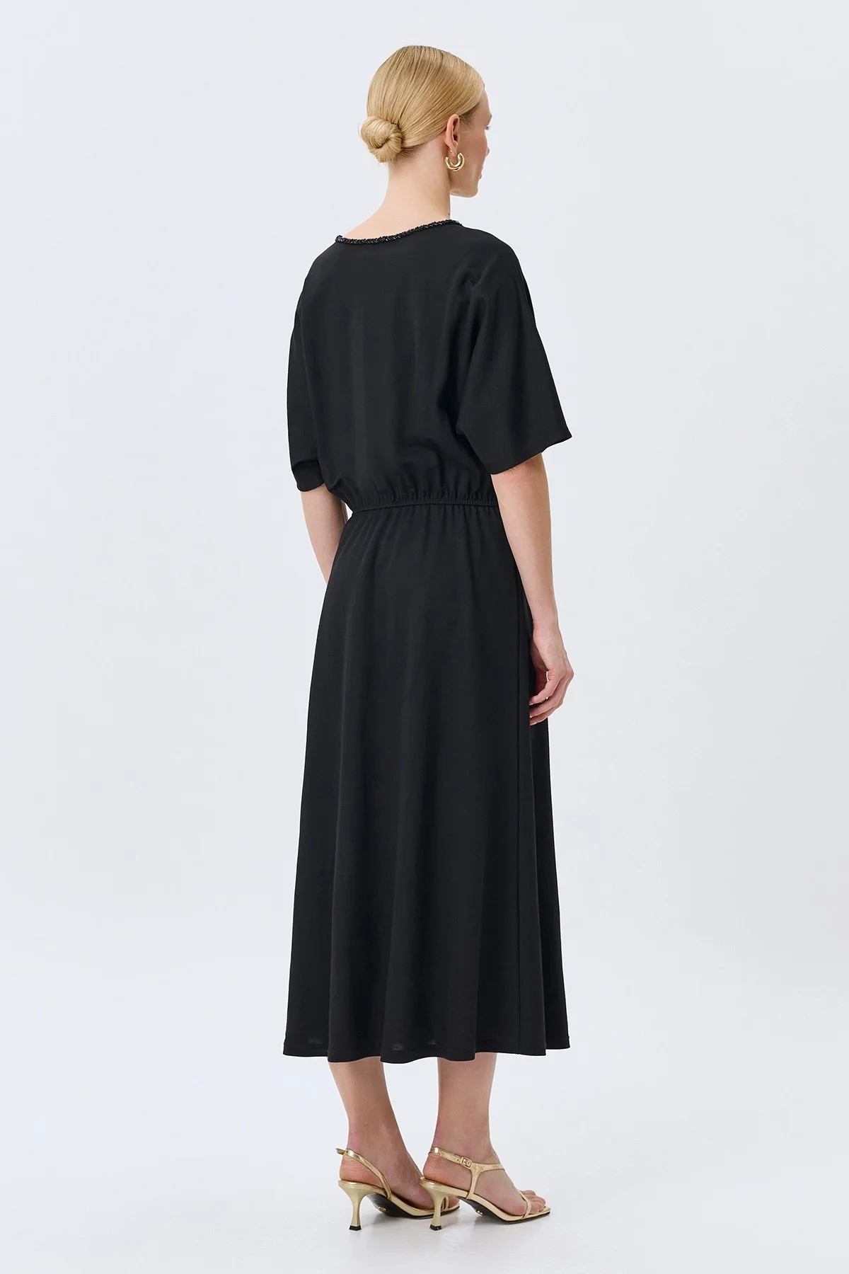 Свободное платье с деликатным декором, 50