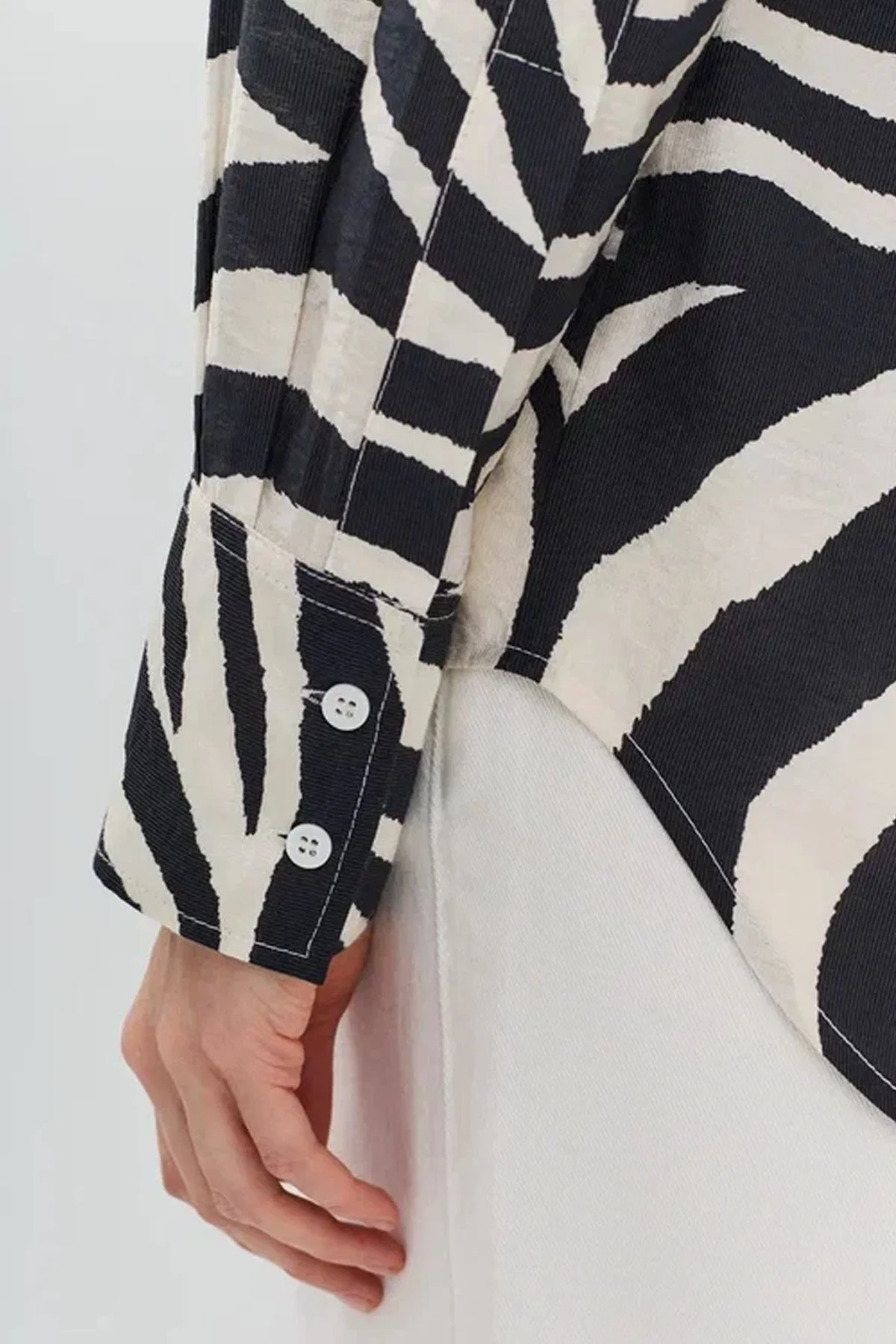 Свободная блузка из вискозы с анималистичным принтом, 52р